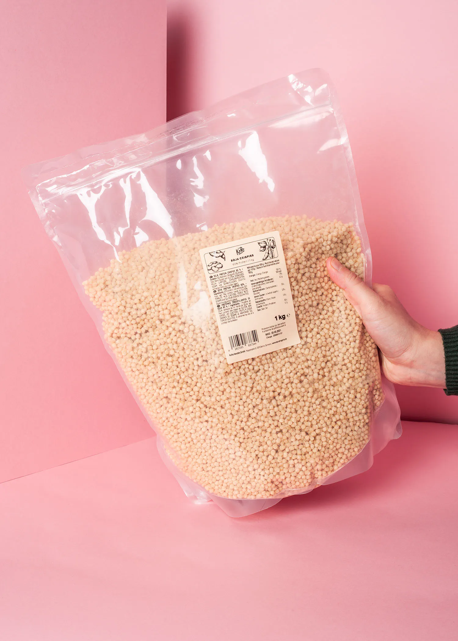 une personne tient un sac en plastique rempli de riz