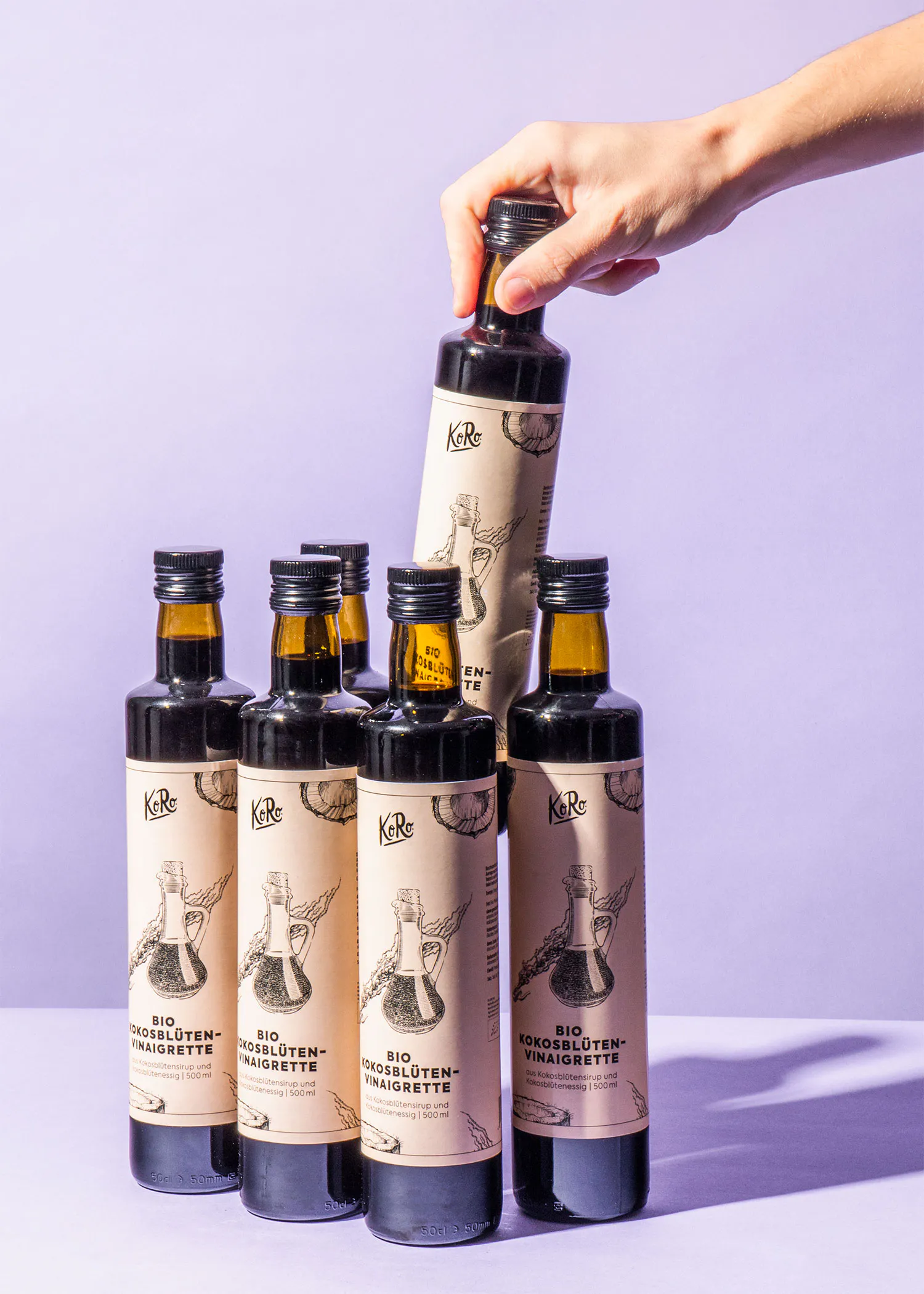 six bouteilles de vinaigrette sont empilées les unes sur les autres