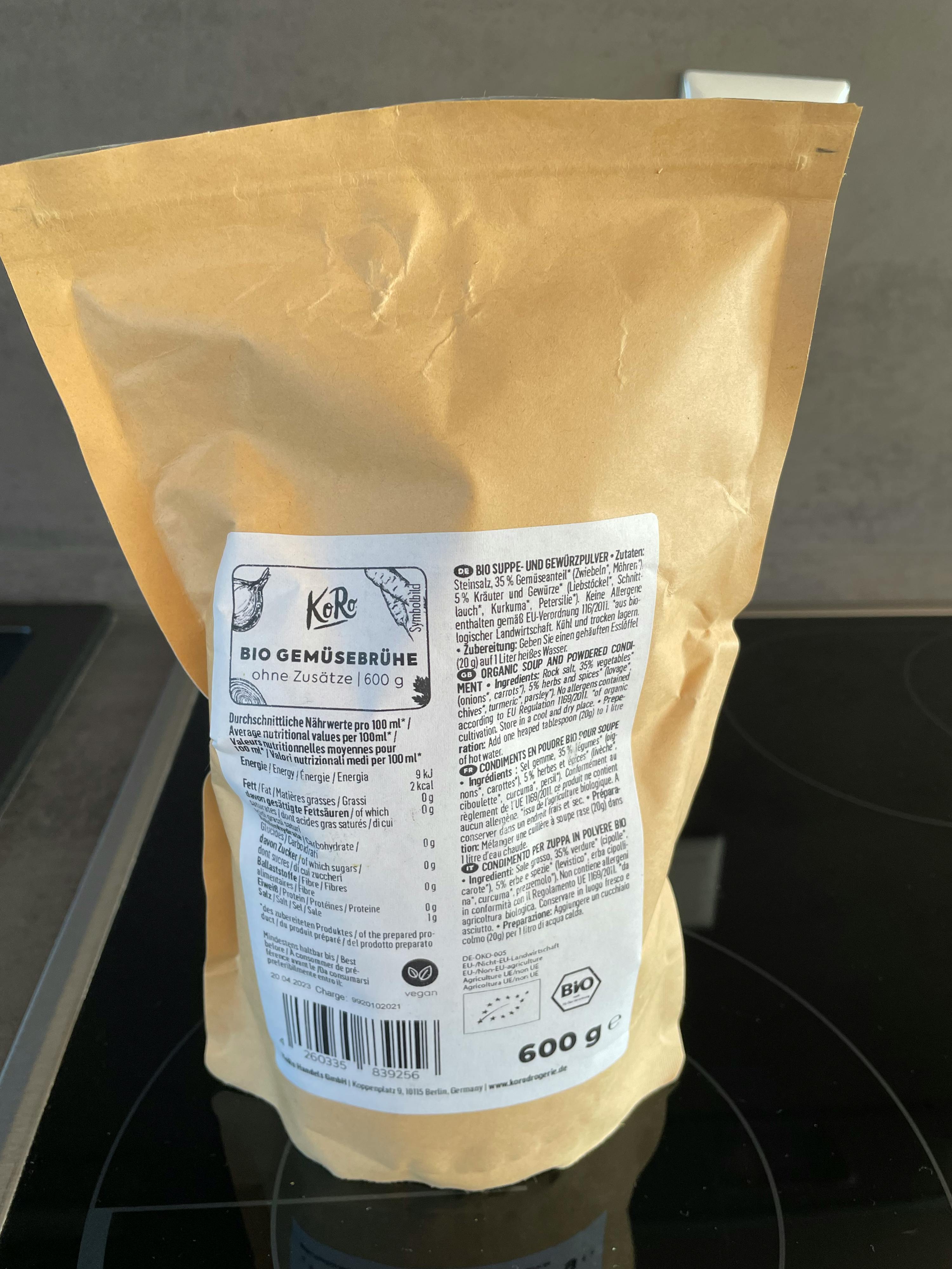 un sacchetto di cibo biologico è seduto su un tavolo