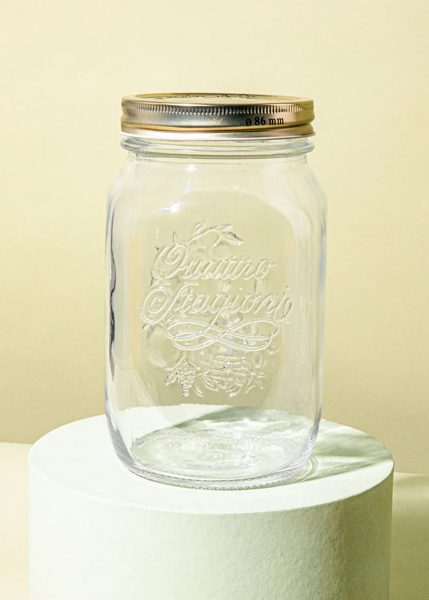 ein Glasgefäß mit einem Metalldeckel und der Aufschrift " quattro stagioni "