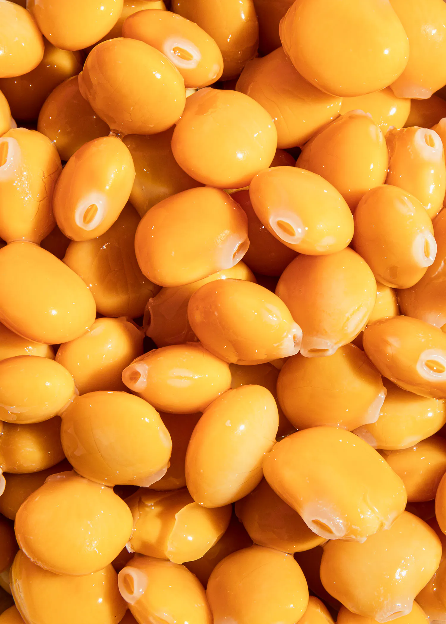 un tas de haricots jaunes avec des trous à l' intérieur