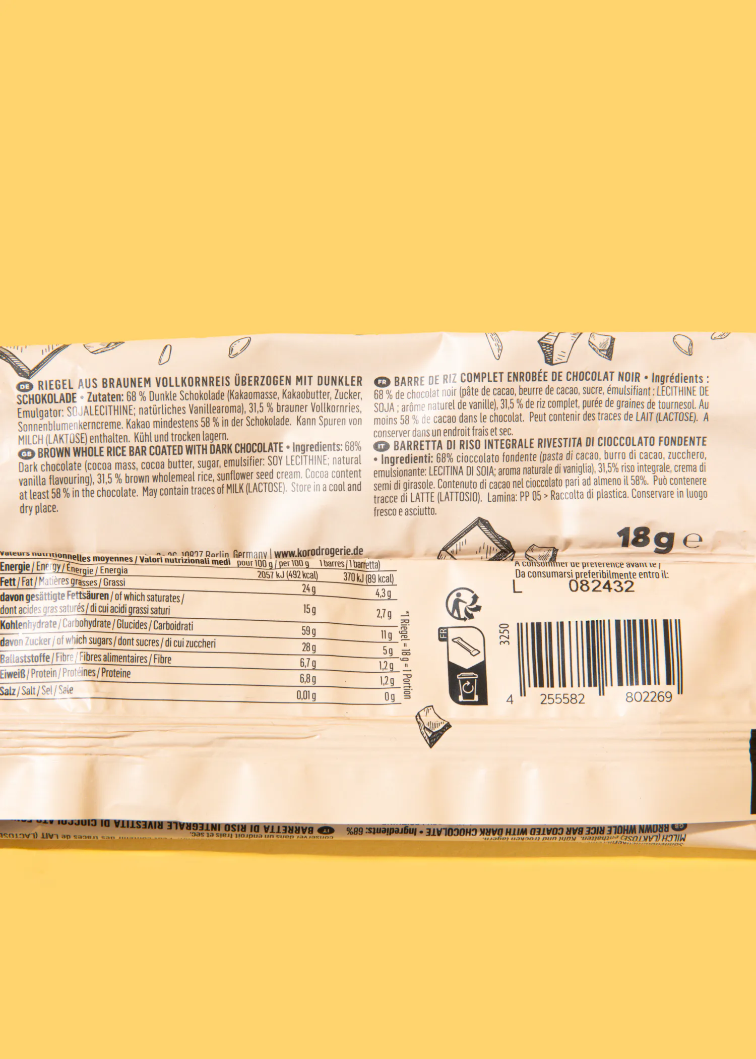 l' arrière de l' emballage d' une barre de chocolat noir