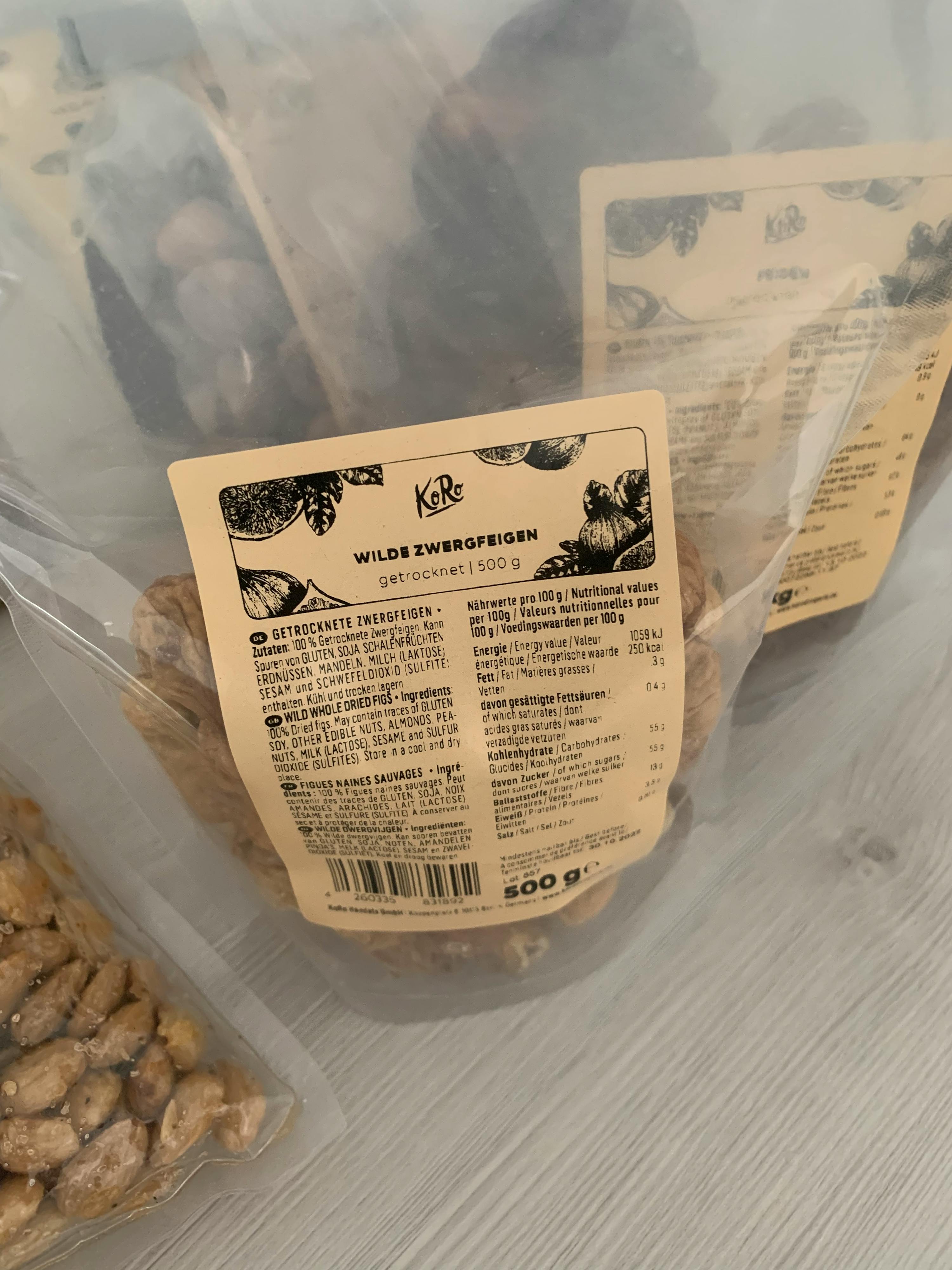 l' étiquette d' un sac de noix montre les ingrédients et le poids