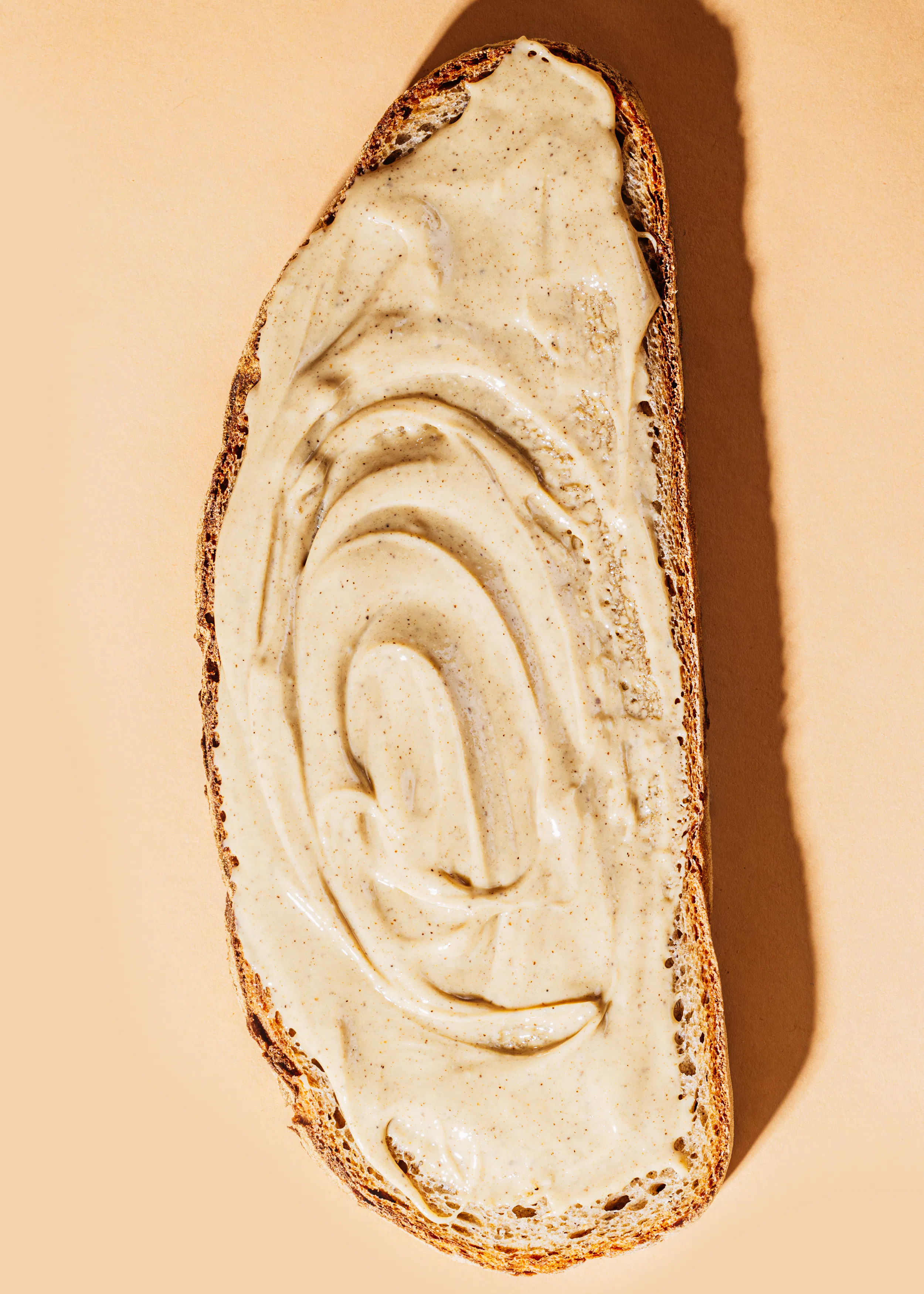 una fetta di pane con burro spalmato su di esso