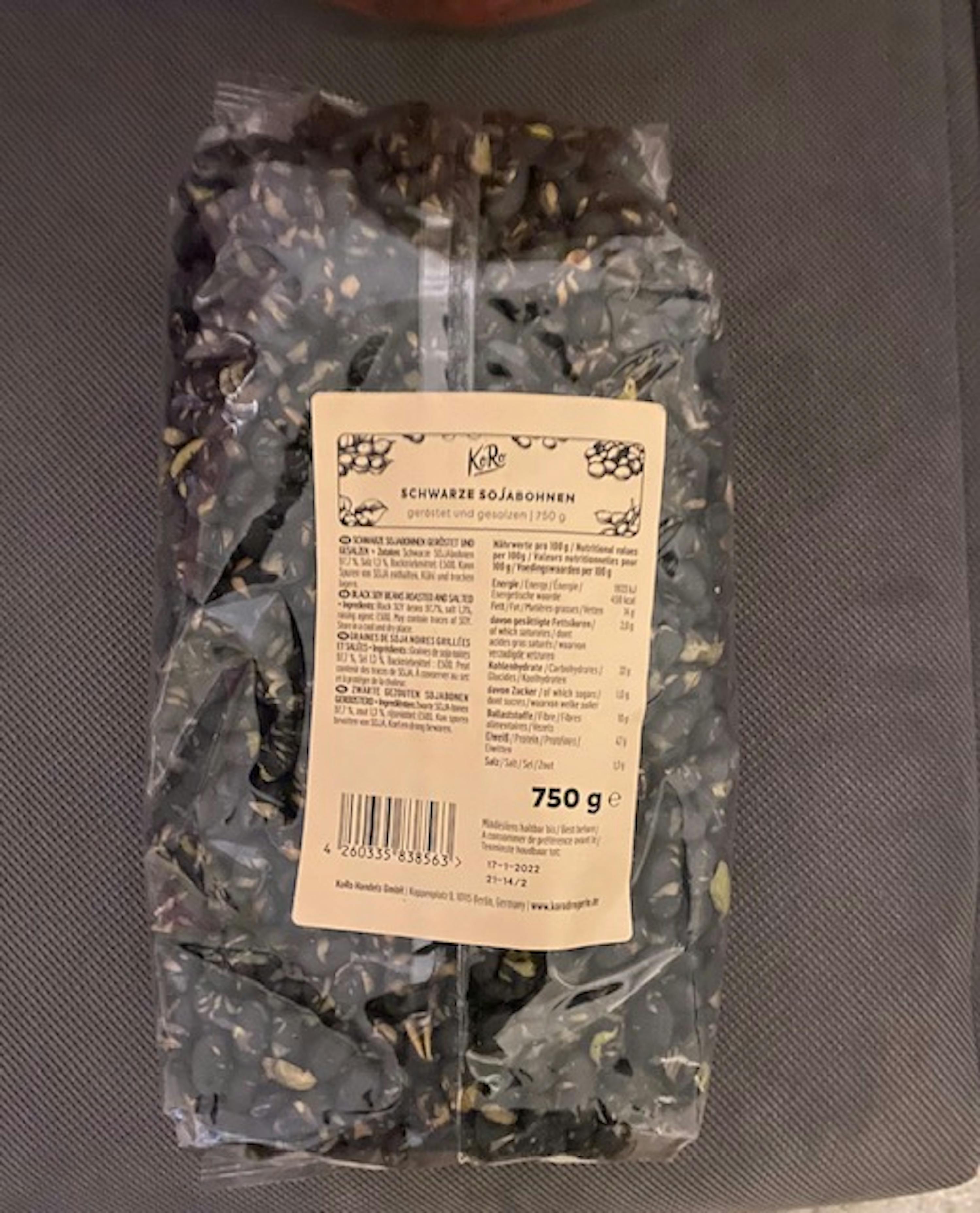 die Rückseite einer Packung schwarzen Sojabohnen