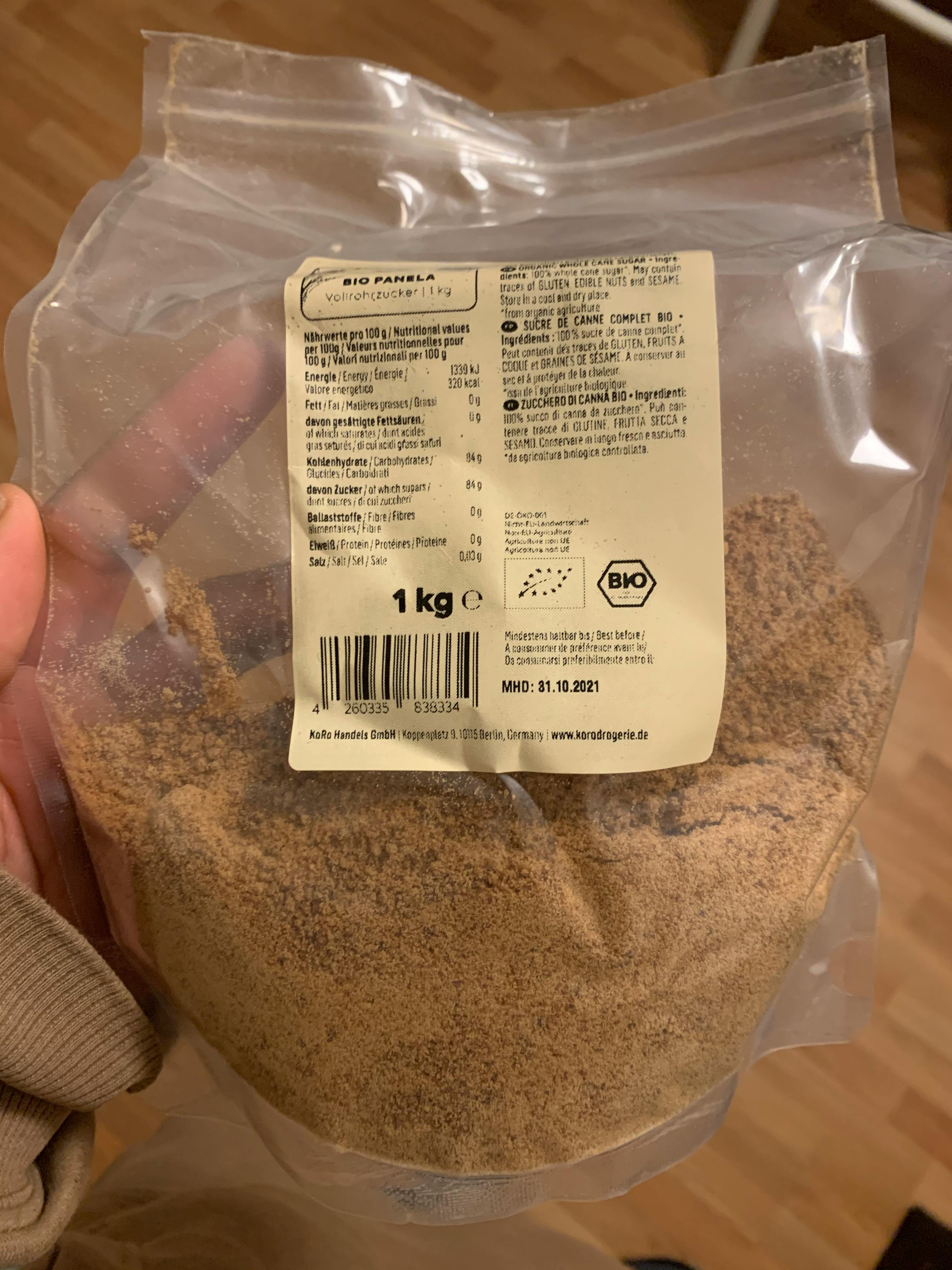 una persona tiene in mano un sacchetto di polvere bio