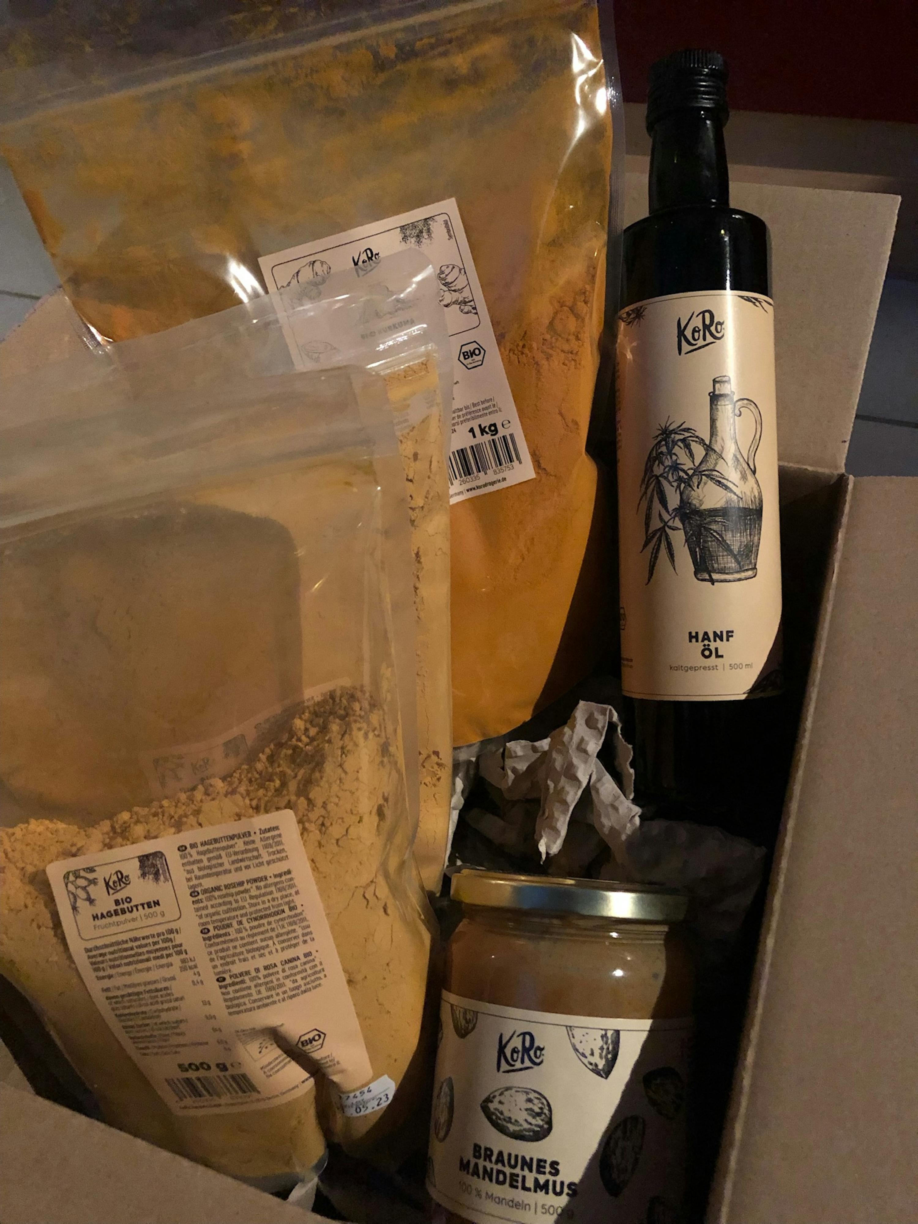 eine Schachtel mit braunes hanfmus und eine Flasche hanföl