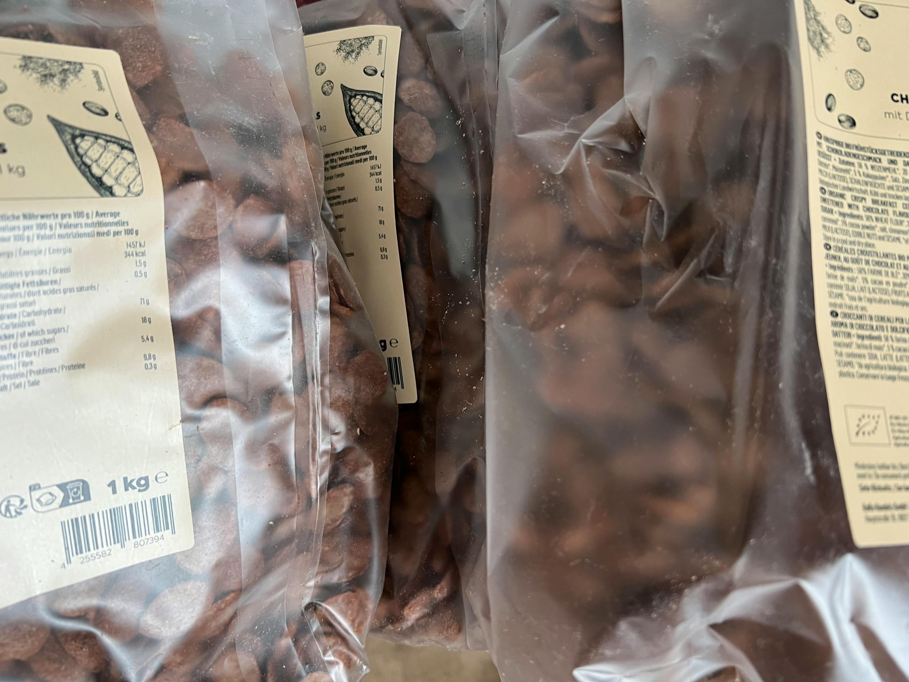 ein brauner Plastikbeutel mit der Aufschrift bio auf der Rückseite