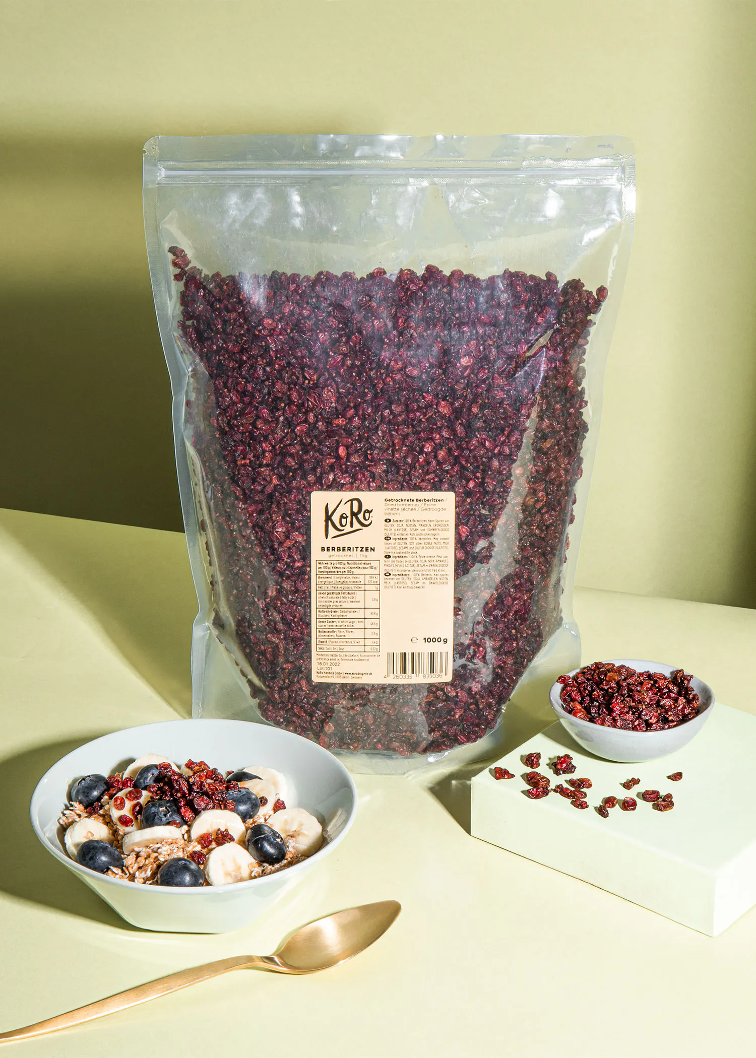 un bol de céréales à côté d' un sac de cranberries