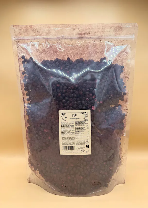 eine durchsichtige plastiktüte mit 350 gramm getrockneten wildheidelbeeren der marke kere.