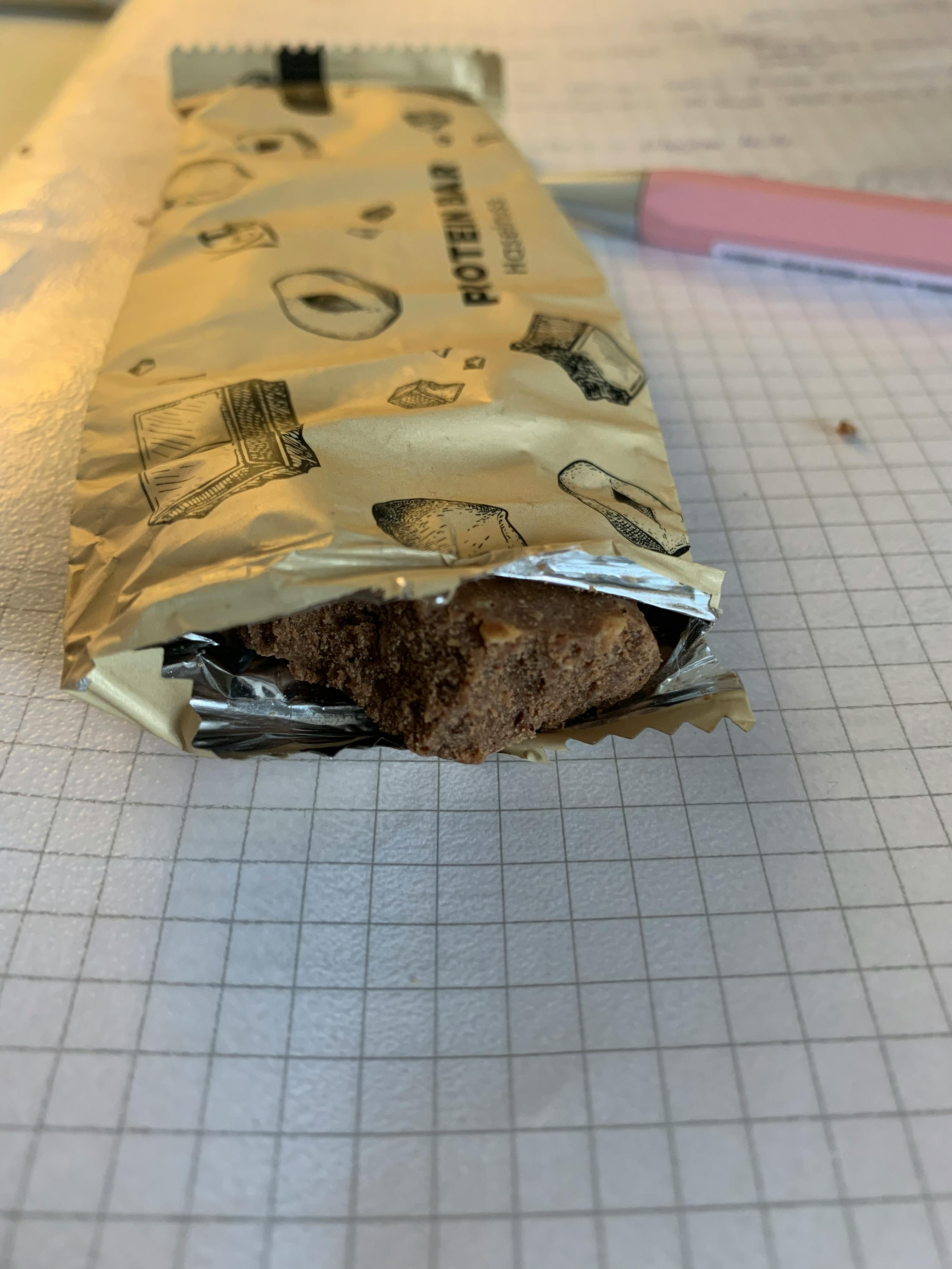 ein Stück Schokolade liegt auf einem Blatt Papier