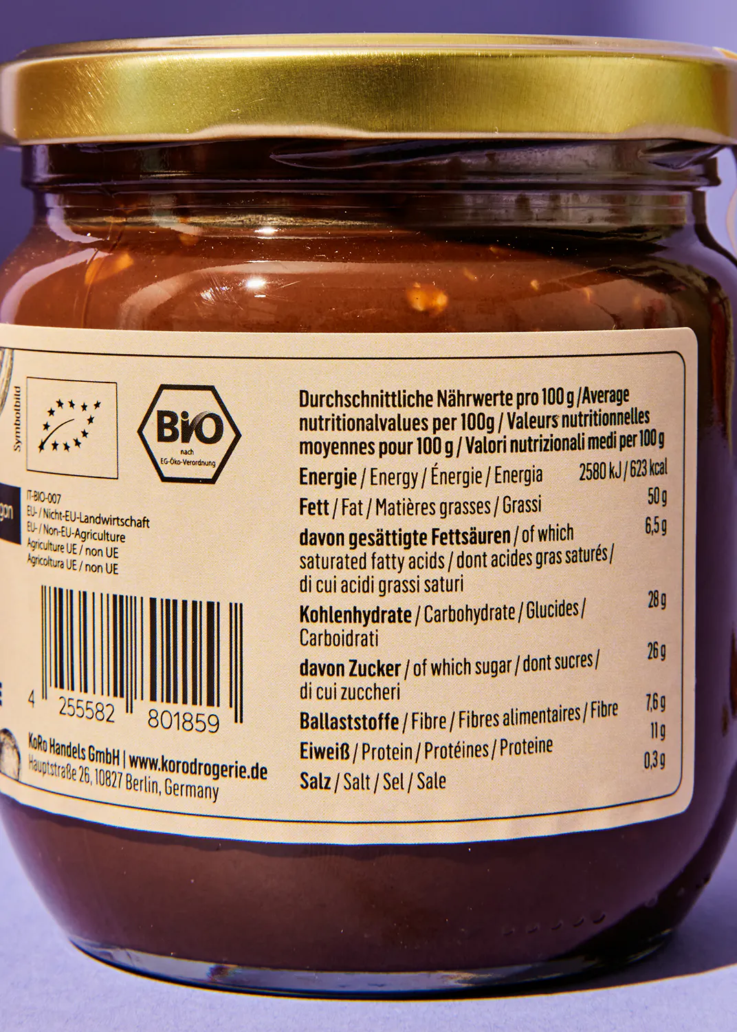 un gros plan de l' arrière d' un bocal de confiture bio