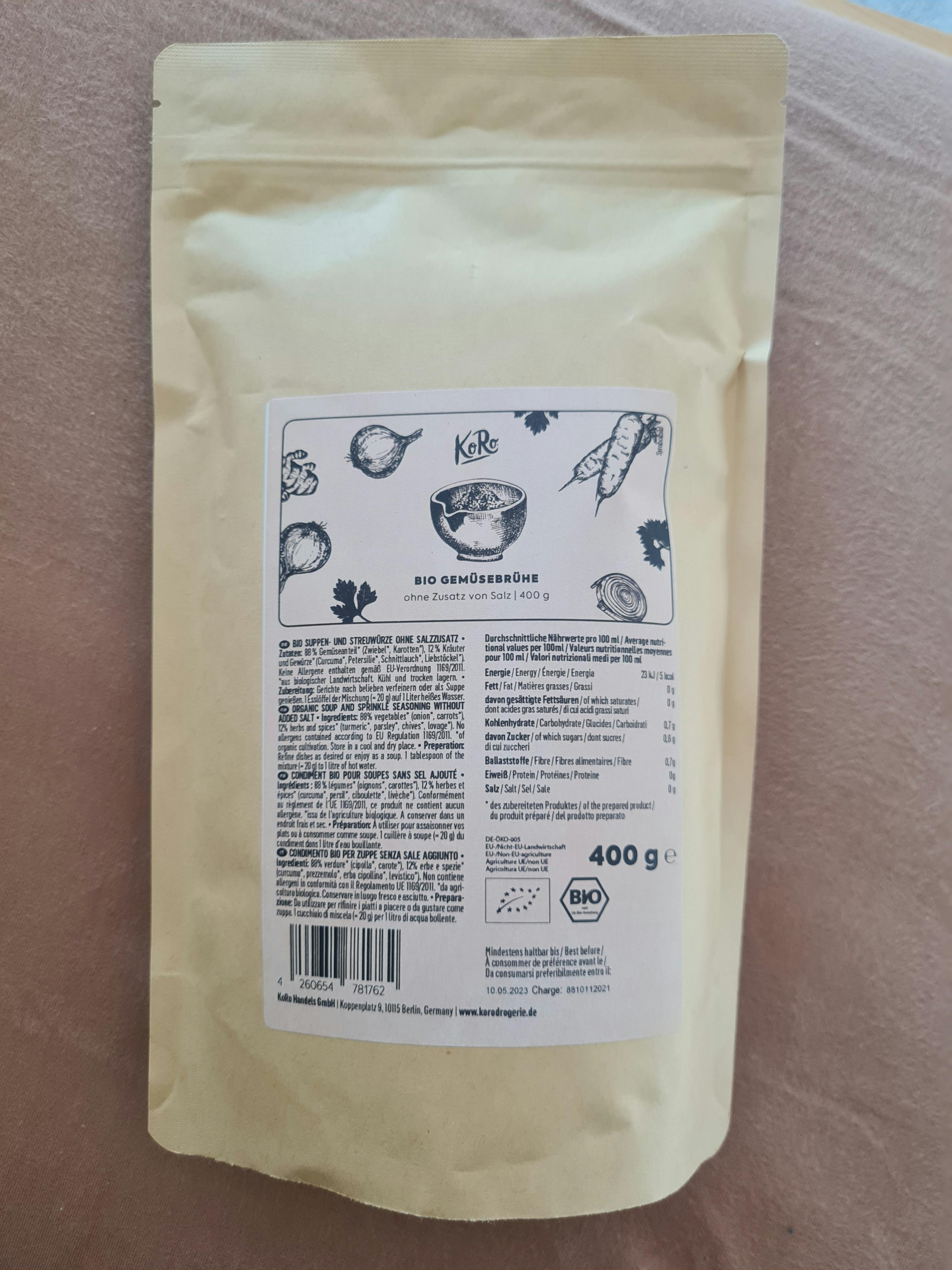 eine weiße verpackung mit einem etikett auf der rückseite