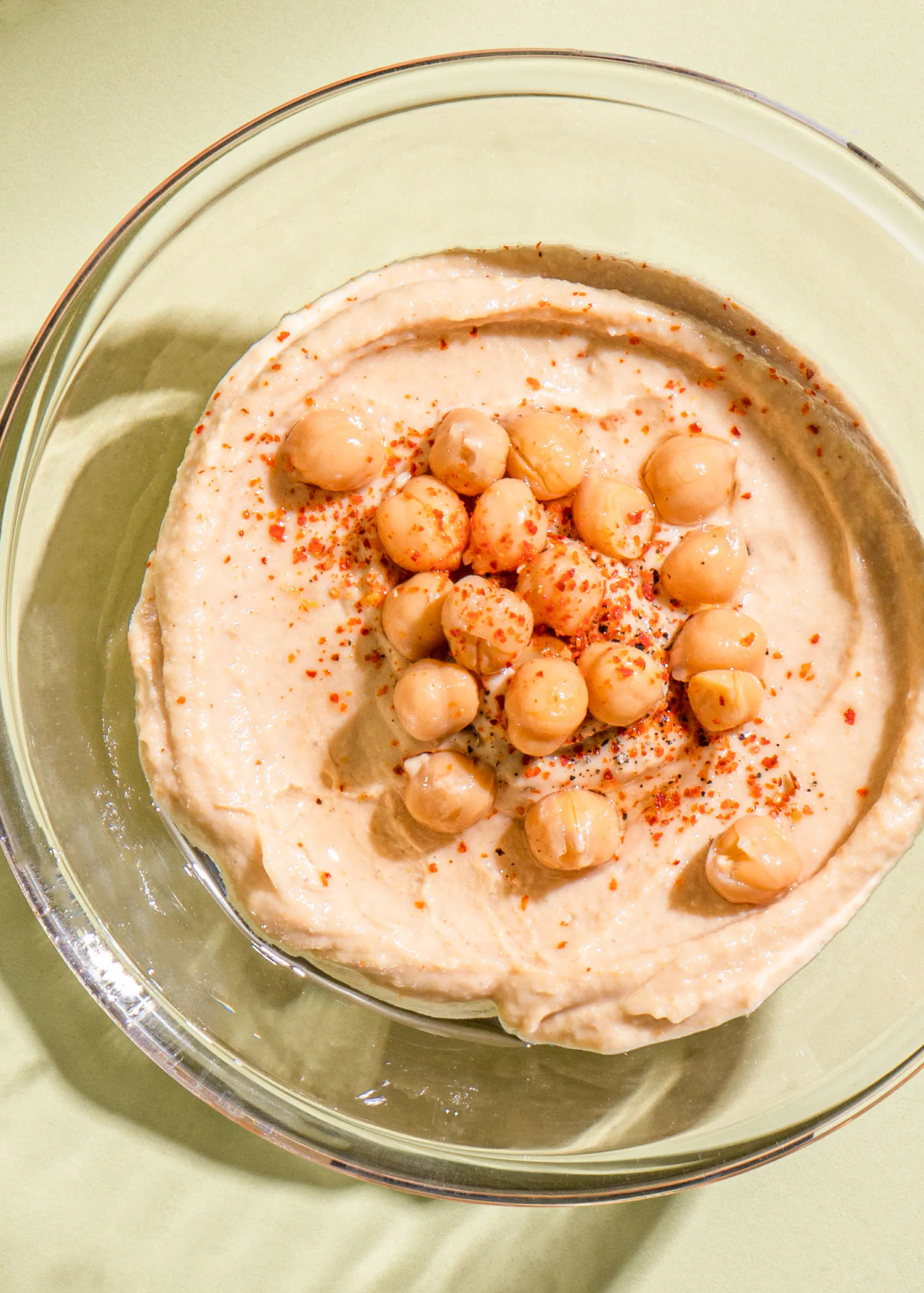 un bol de hummus avec des pois chiches et des épices