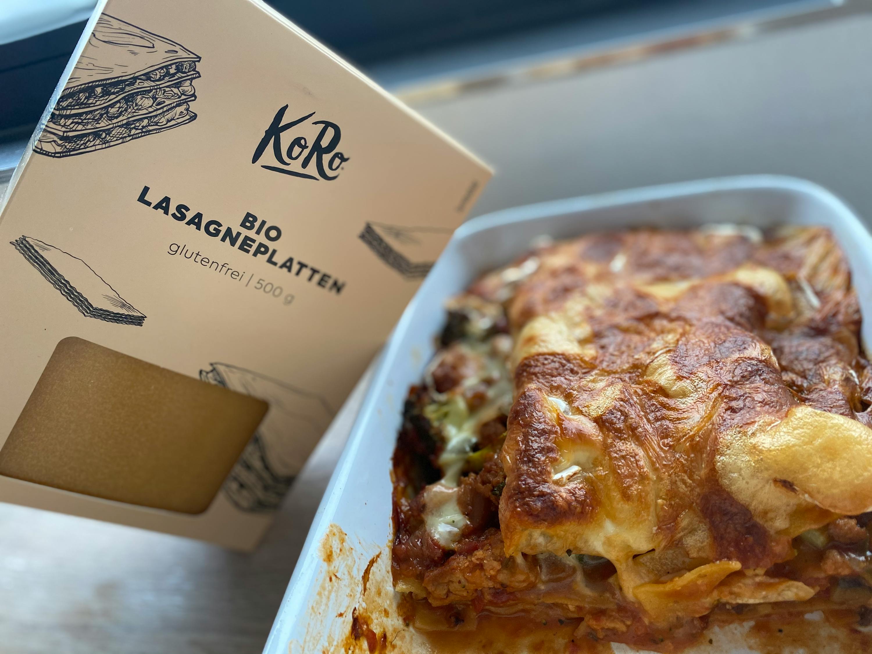 une boîte de lasagna bio est assise à côté d' une casserole de lasagna