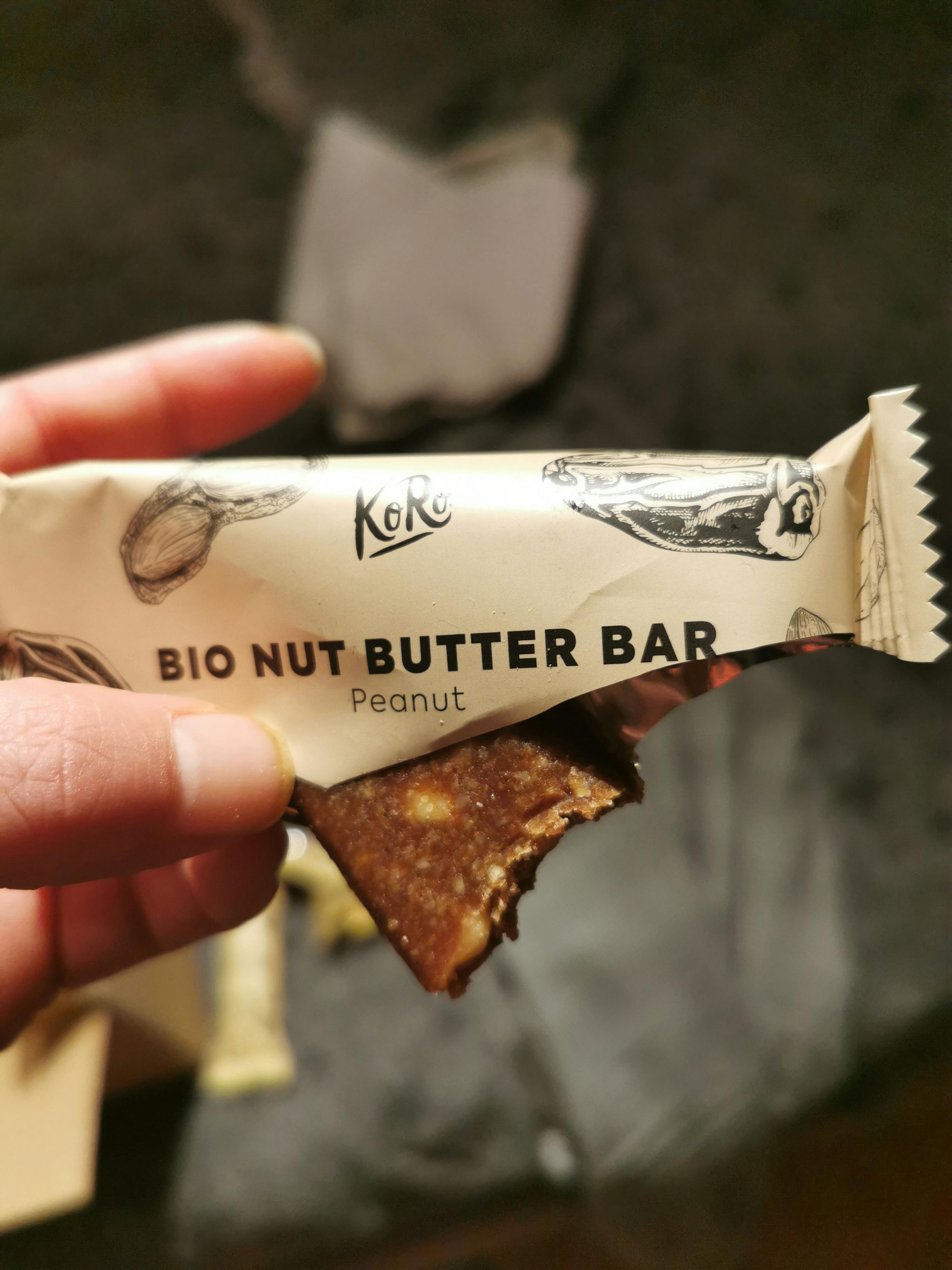 Eine Person hält einen Bio-Nougatbutter-Bar in der Hand