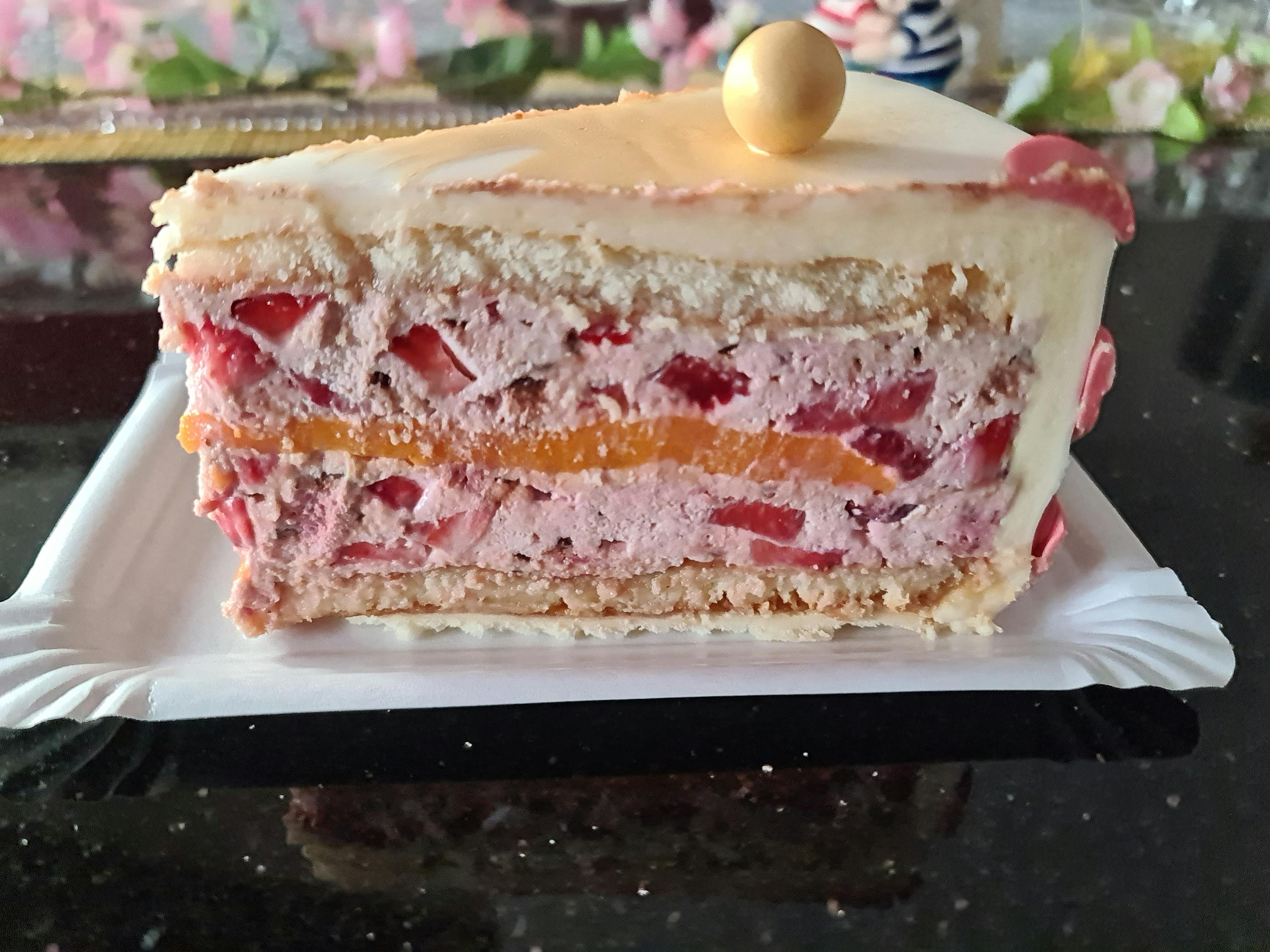 un pezzo di torta è seduto su un piatto di carta