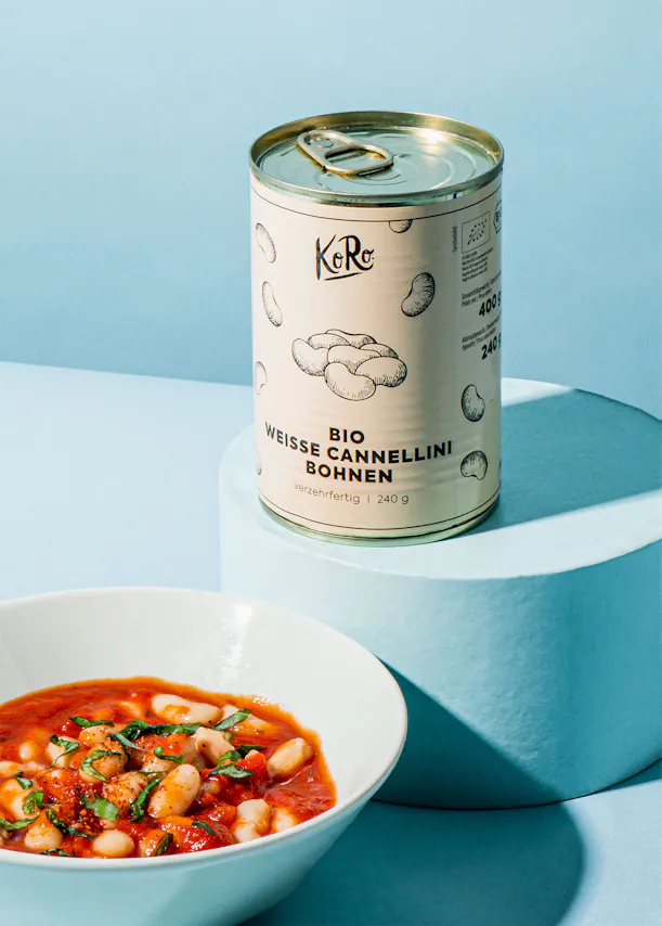 un bol de soupe à côté d' une boîte de cannelloni bio