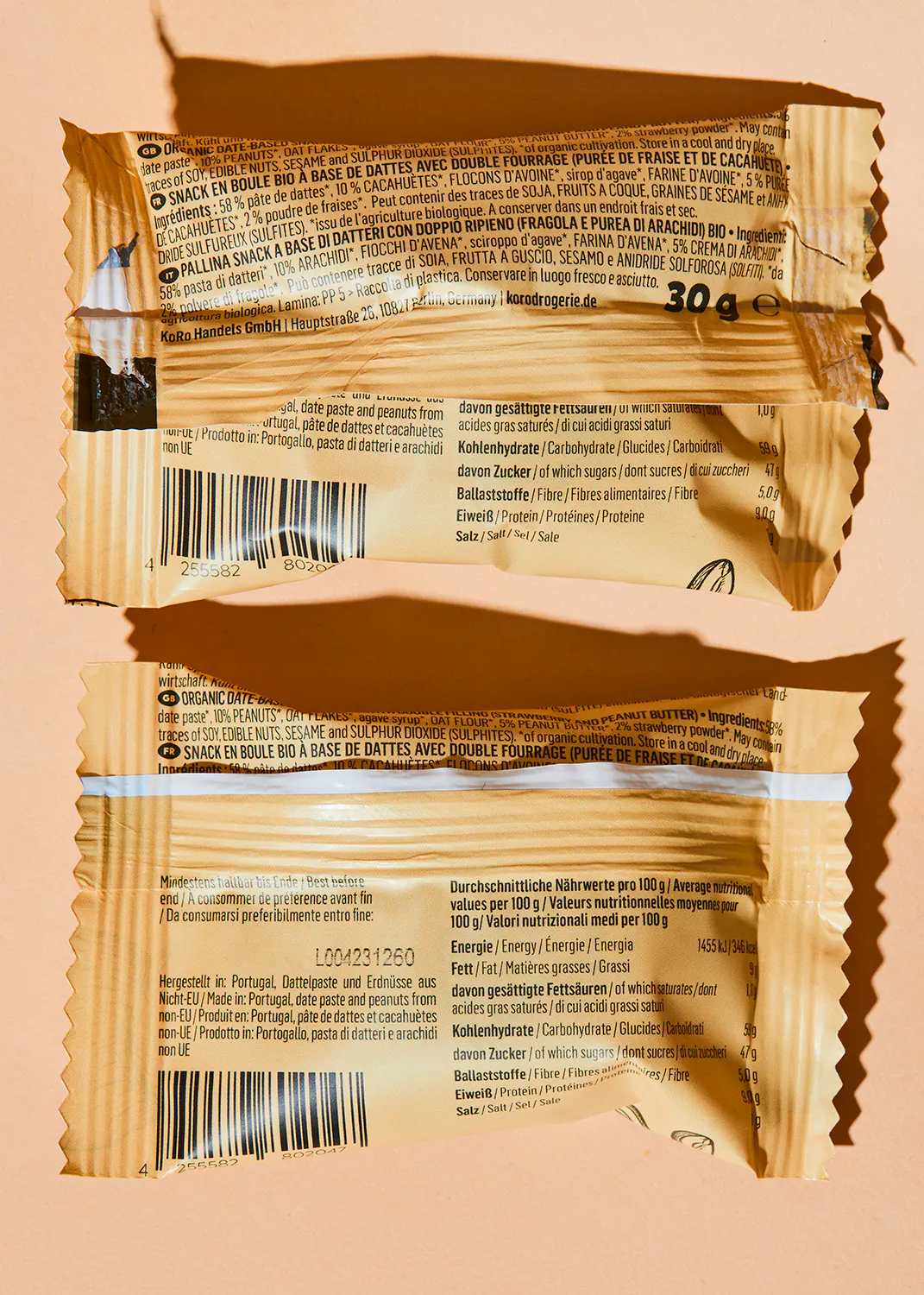 deux paquets de nourriture sont posés les uns sur les autres