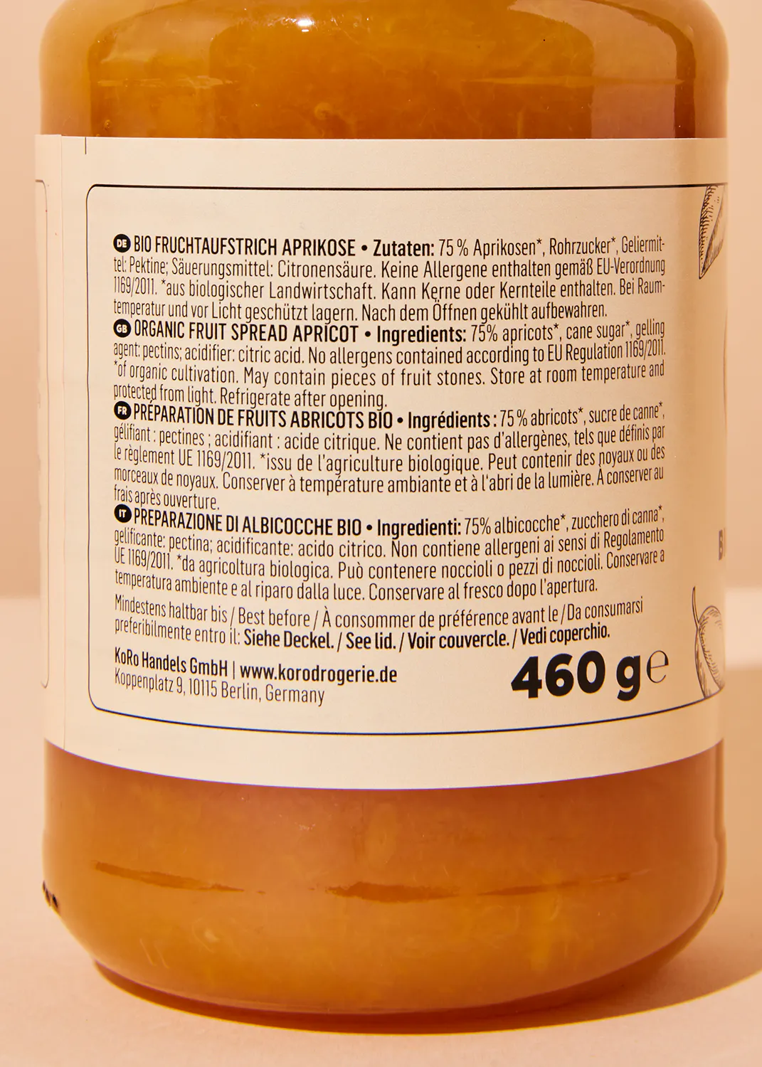 die Rückseite einer Glasmarmelade zeigt die inhaltsstoffe