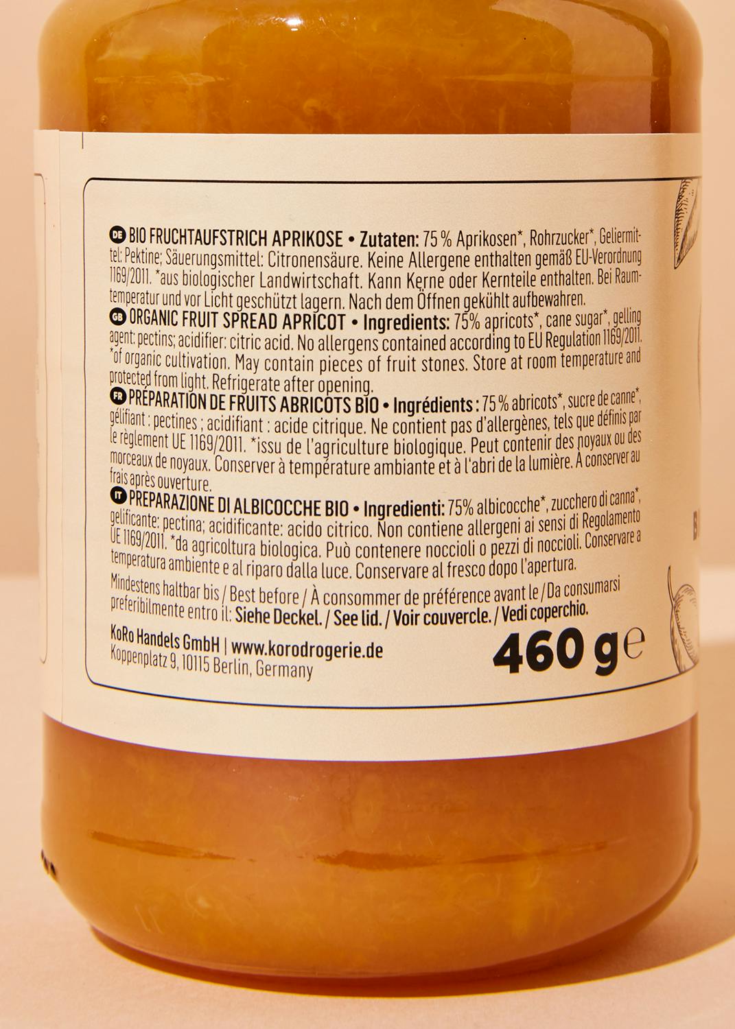 die Rückseite einer Glasmarmelade zeigt die inhaltsstoffe