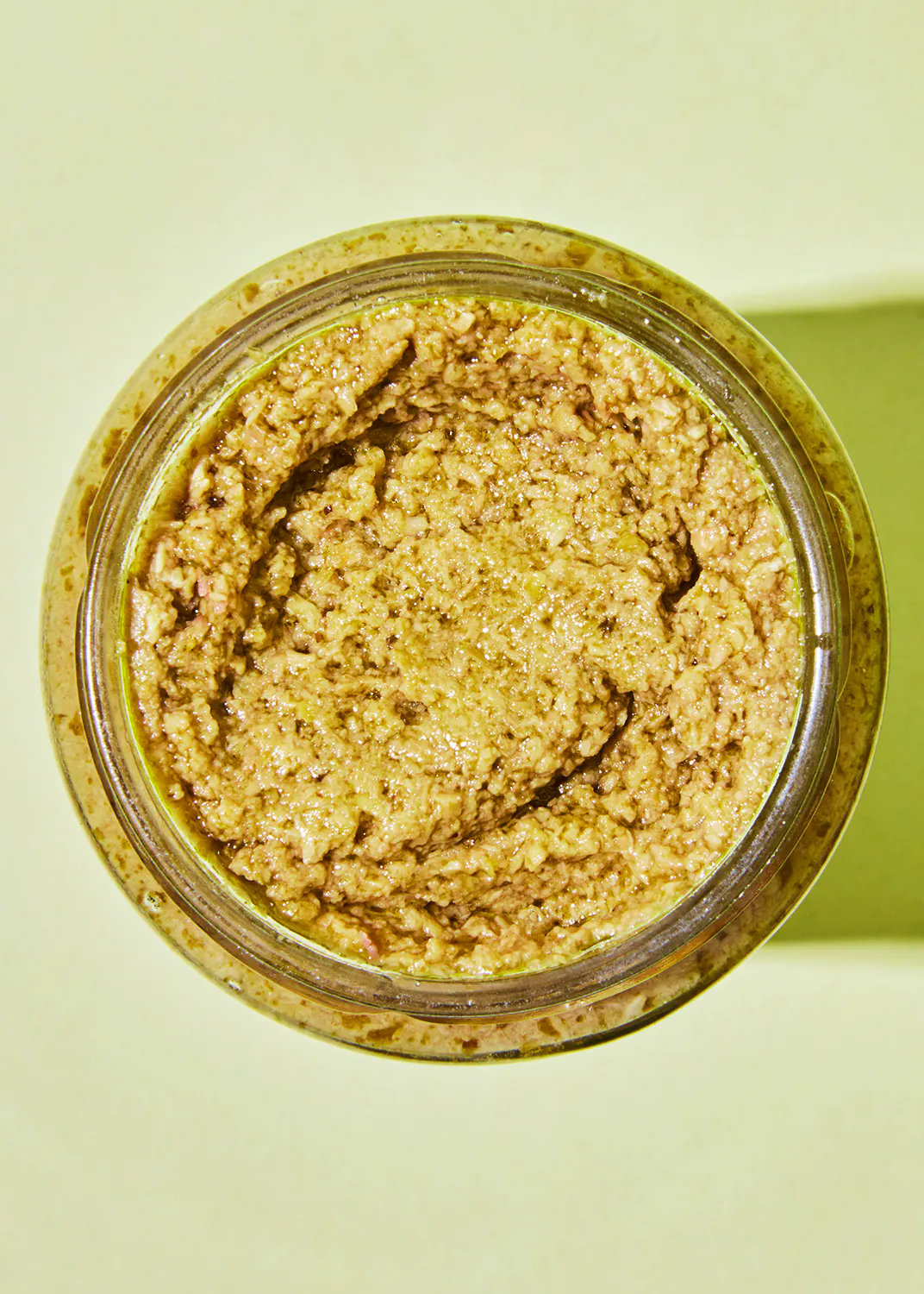 un gros plan d' un bocal rempli de sauce