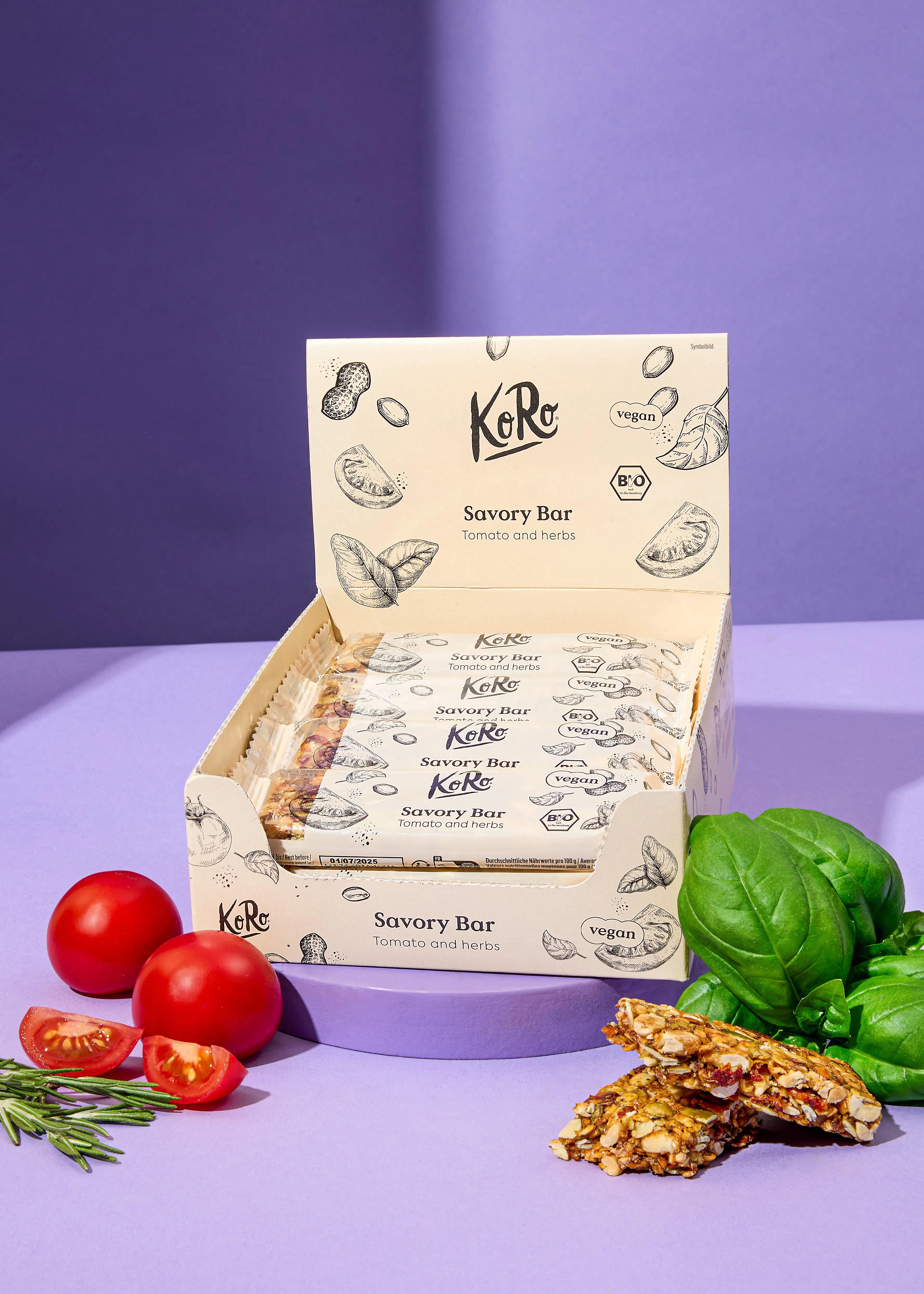 Eine Schachtel Koro-Savoury-Bar mit Tomaten und Kräutern