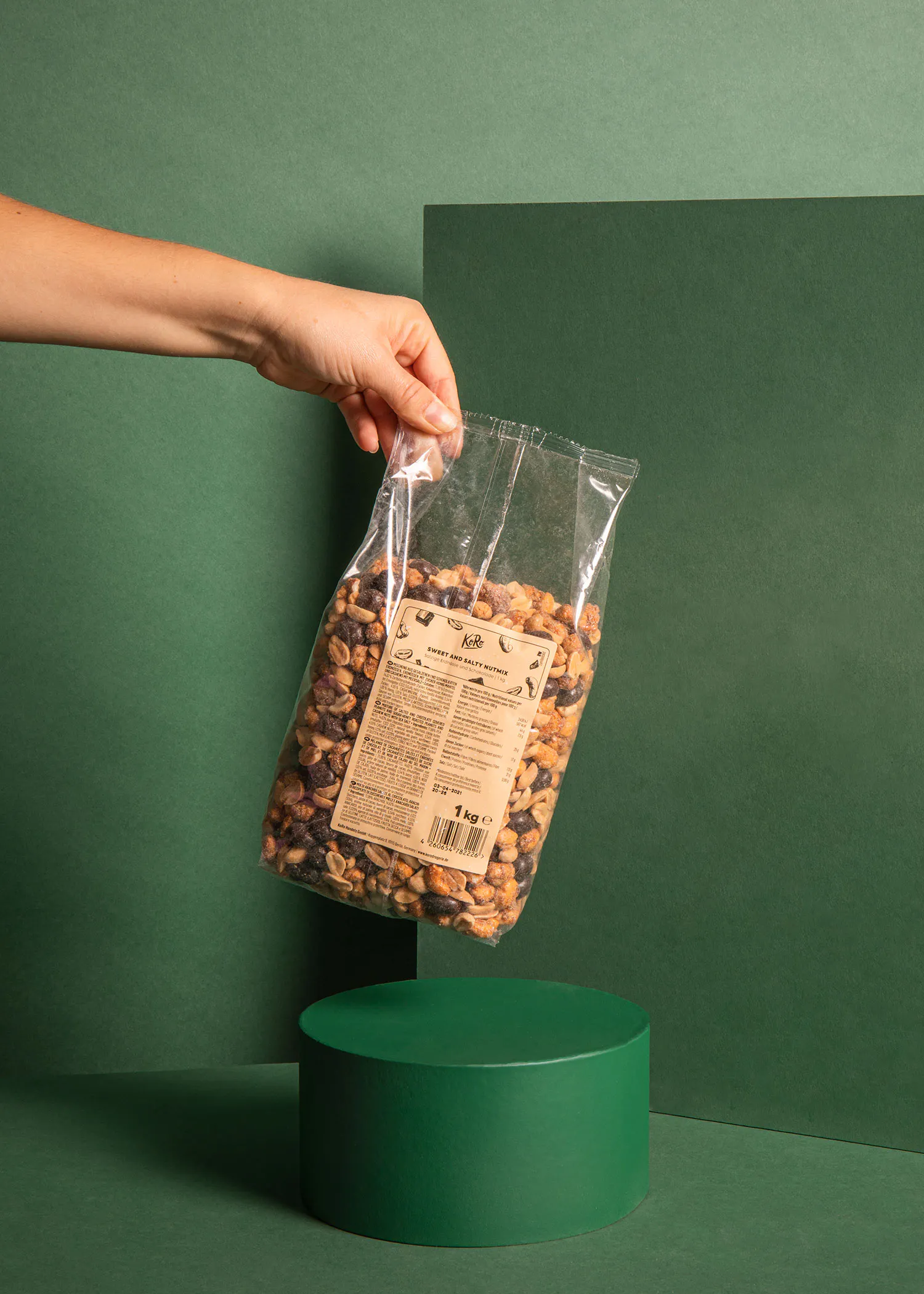 une personne tient un sac de nourriture avec une étiquette qui indique qu'il s'agit d' un mélange de noix
