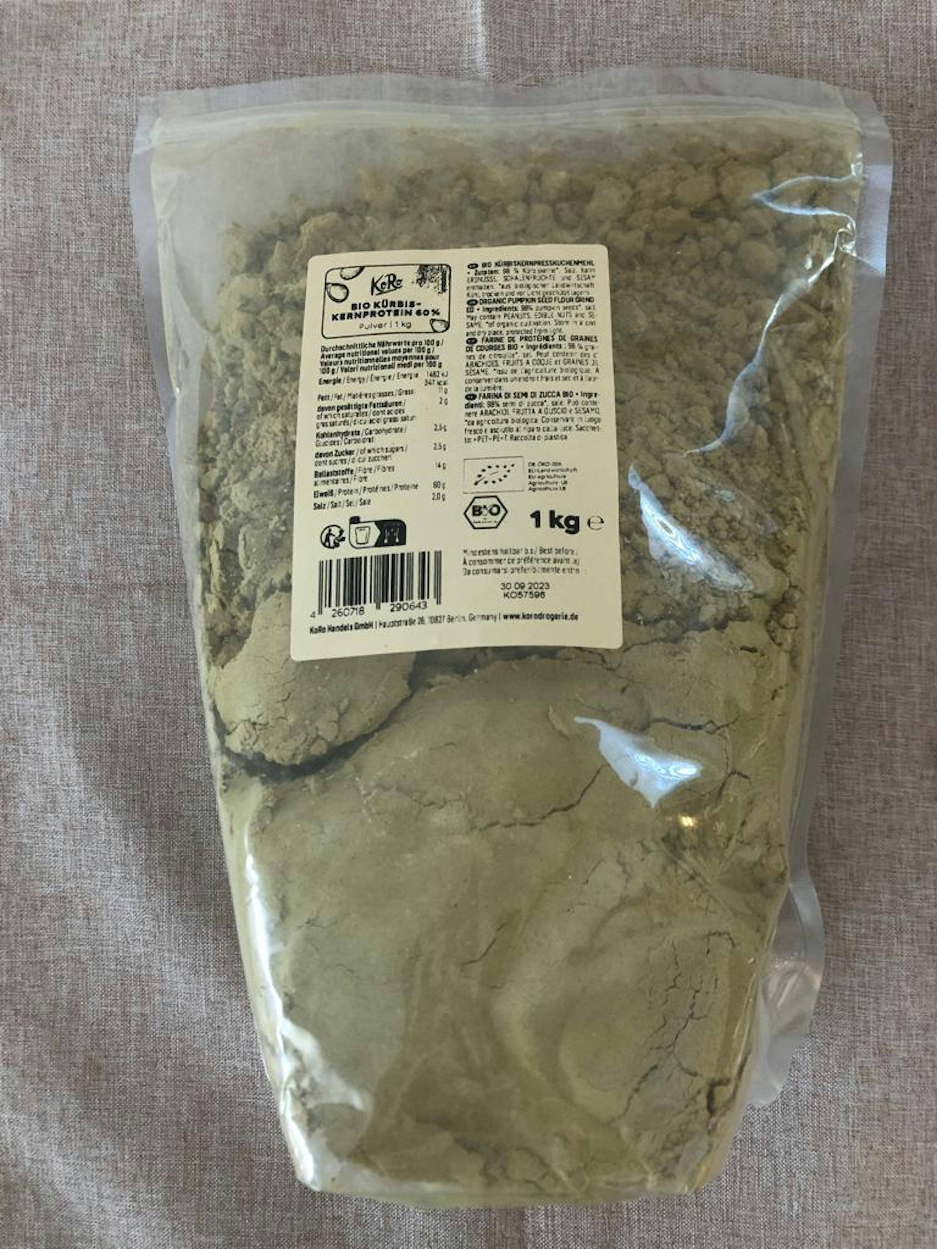 a bag of powder has a label that says 1 kg