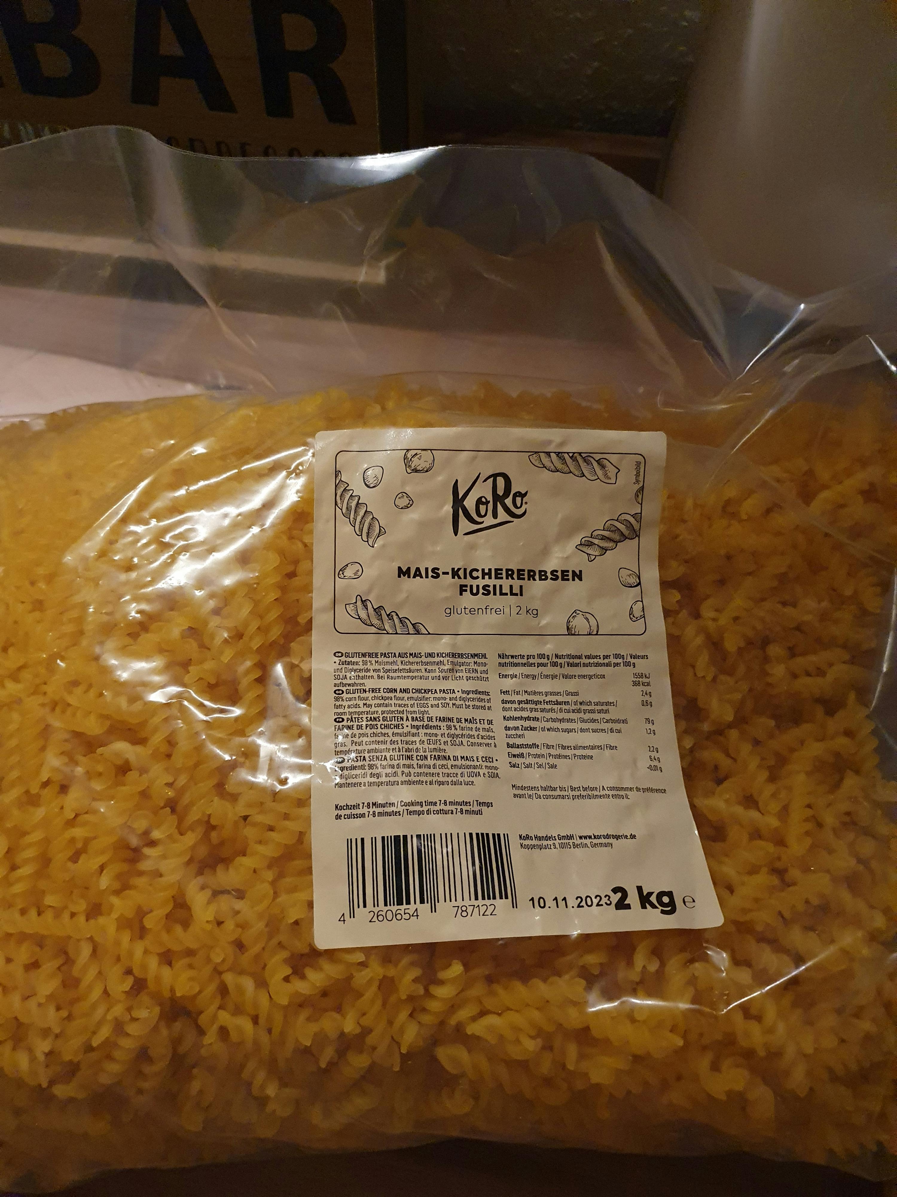 eine Plastiktüte mit einem Etikett auf der Rückseite steht auf einem Tisch