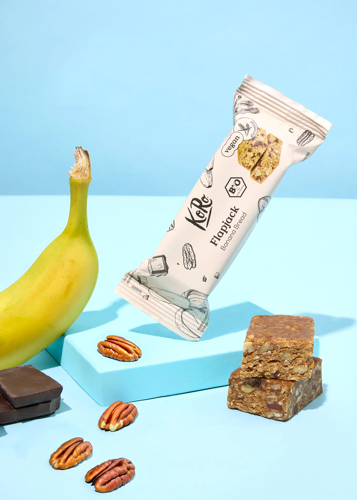 une banane et des noix de pécan sont assises à côté d' une barre flippock