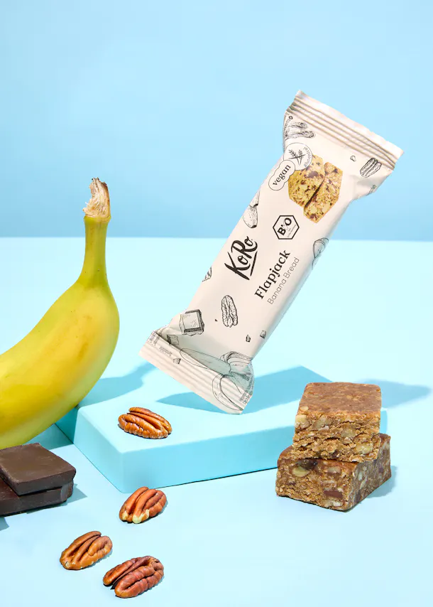 une banane et des noix de pécan sont assises à côté d' une barre flippock