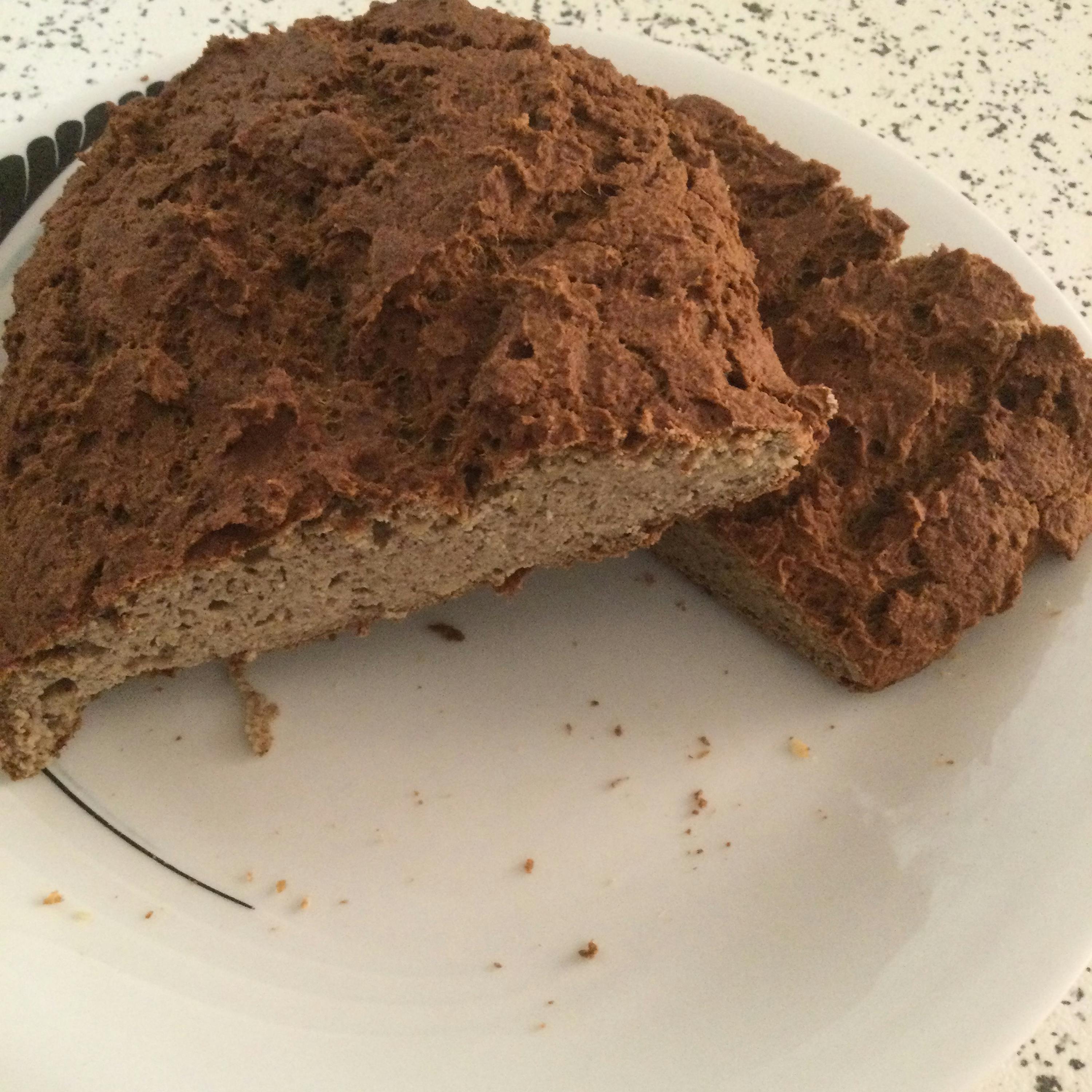 ein weißer Teller mit einem Stück Brot darauf