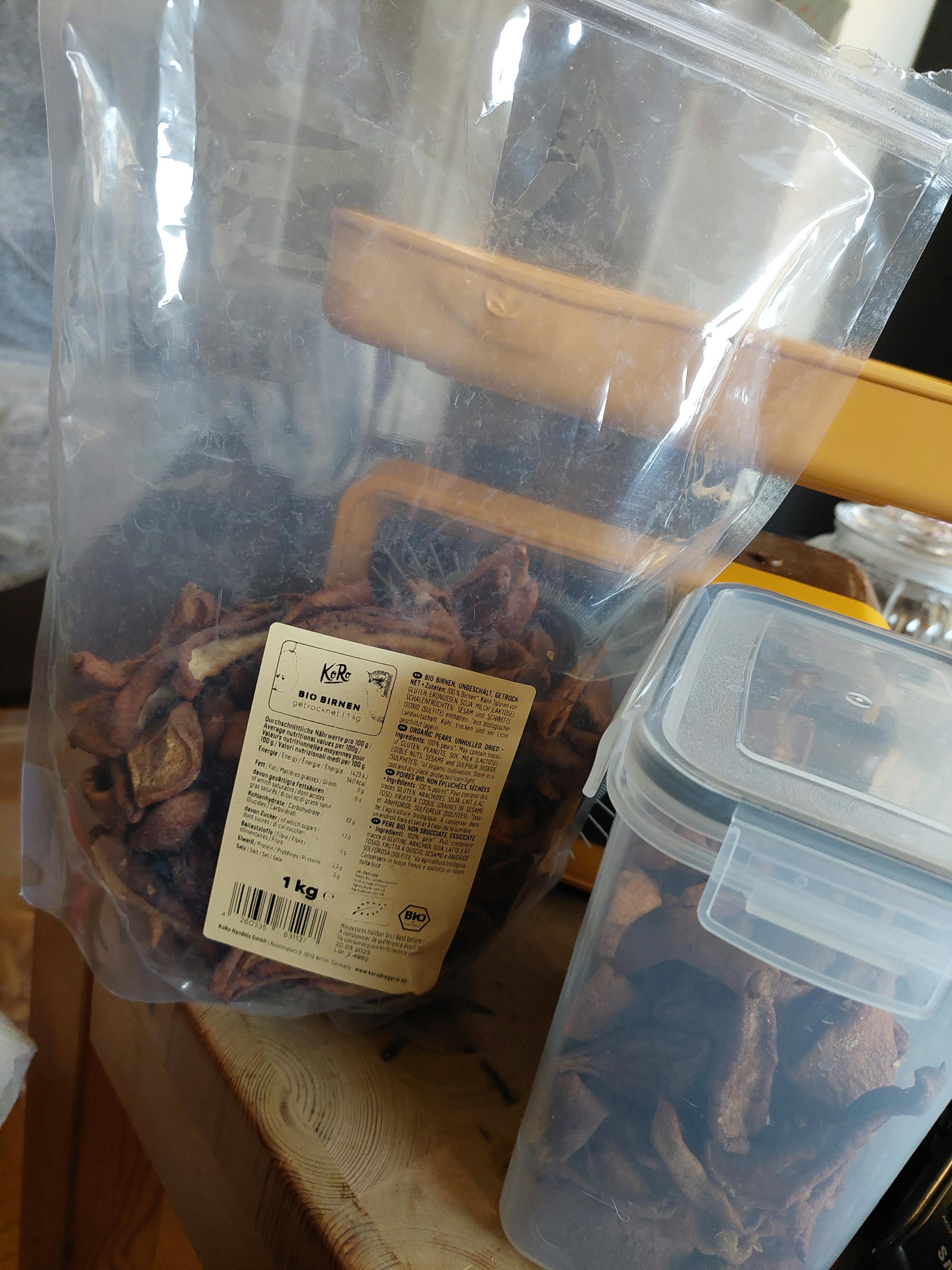 a bag of dried apples has a label that says ' kiwi ' on it