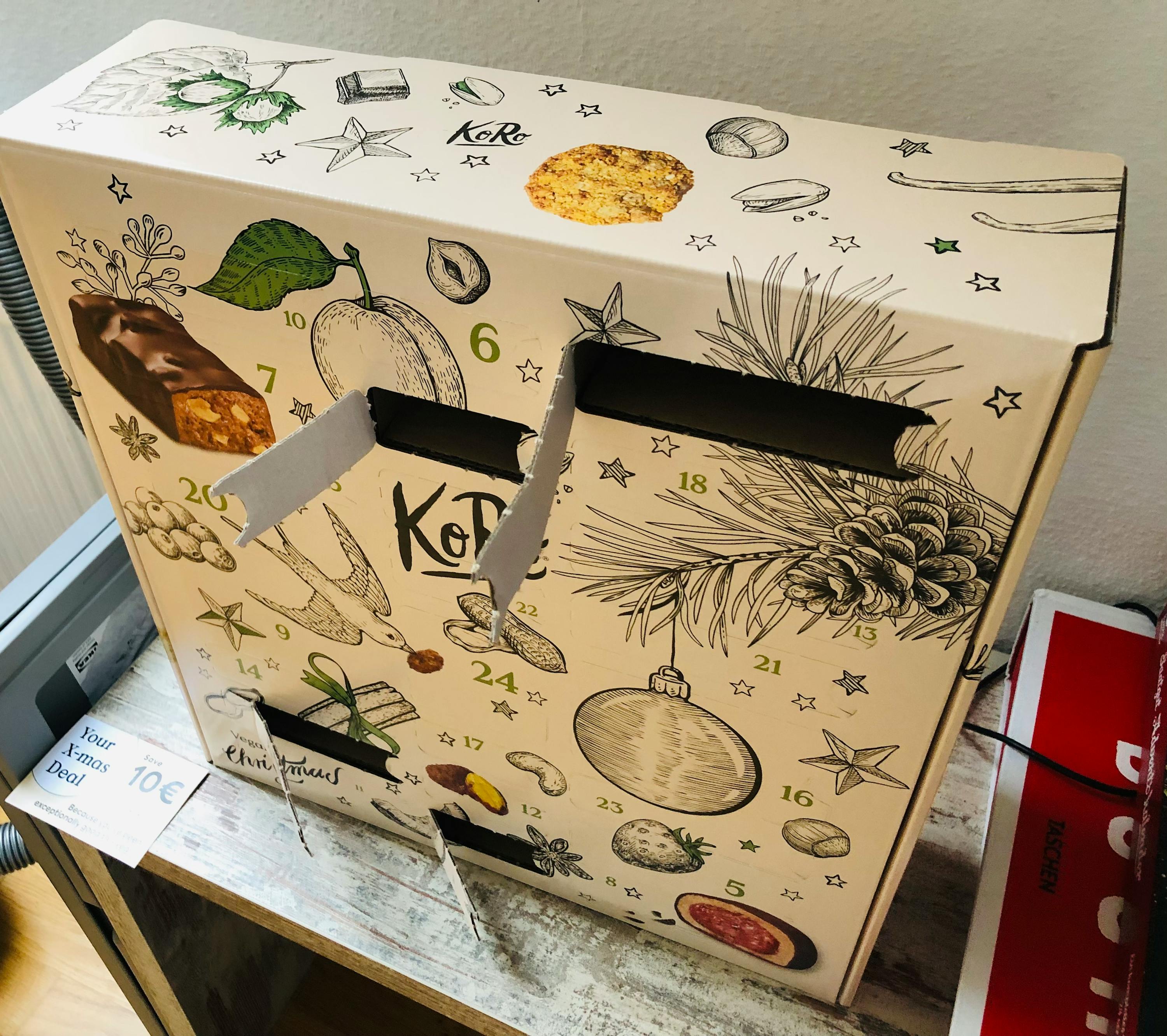 un calendario dell'avvento è appoggiato su un tavolo e ha un prezzo di 10 euro