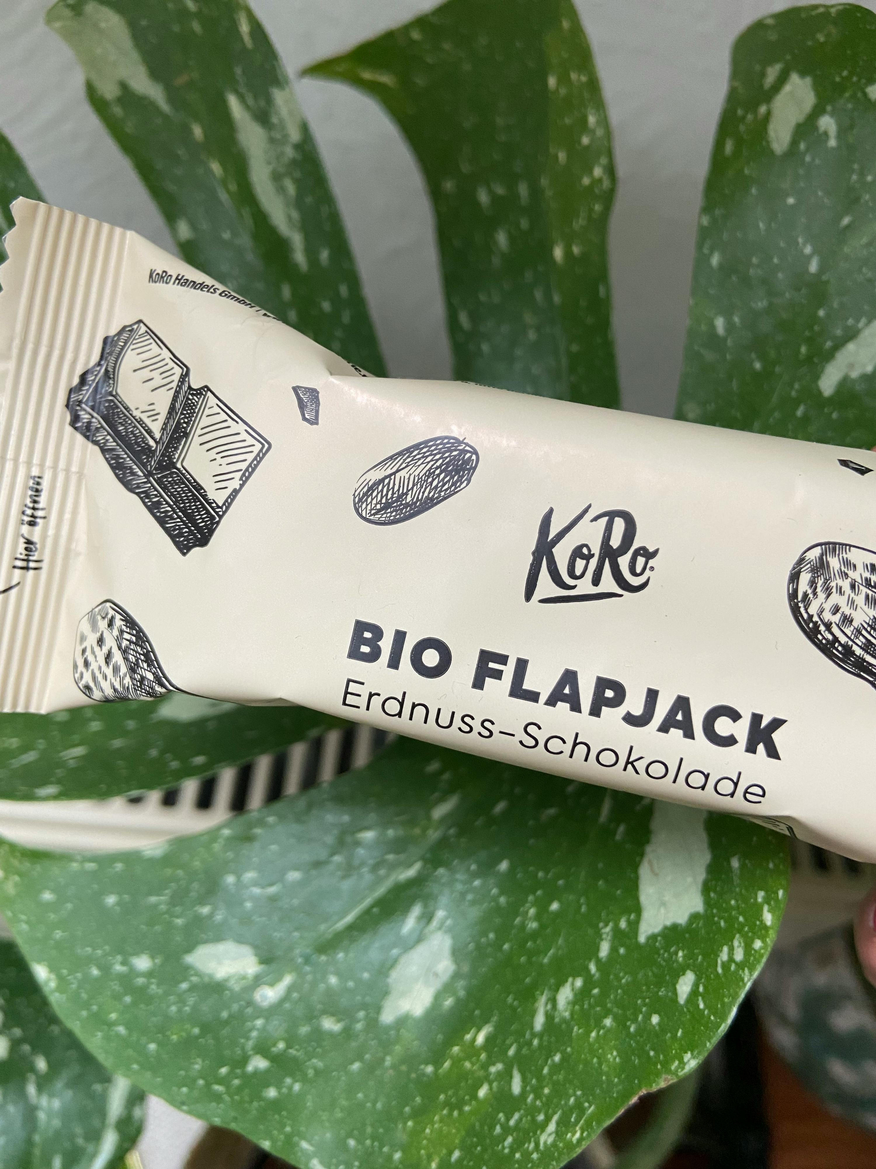 una barretta di bio flapjack è seduta su una foglia verde