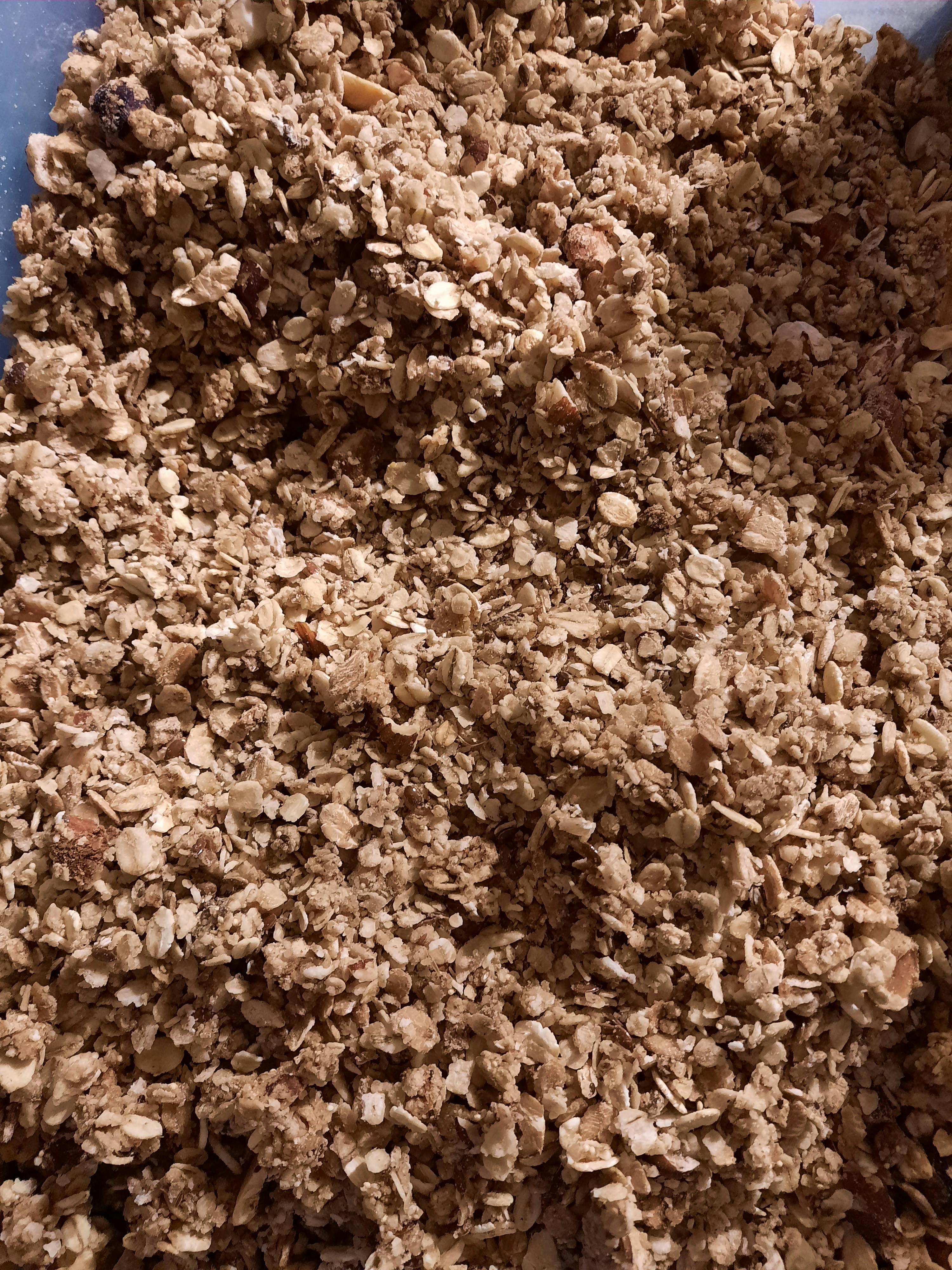 un gros plan d' un tas de granola brun