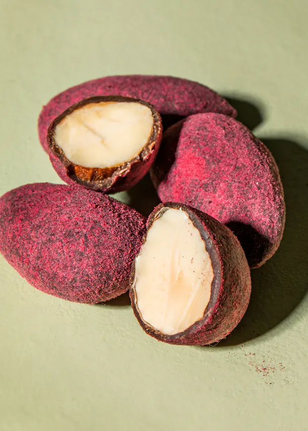 eine Gruppe von Erdnüssen, die mit Schokolade bedeckt sind