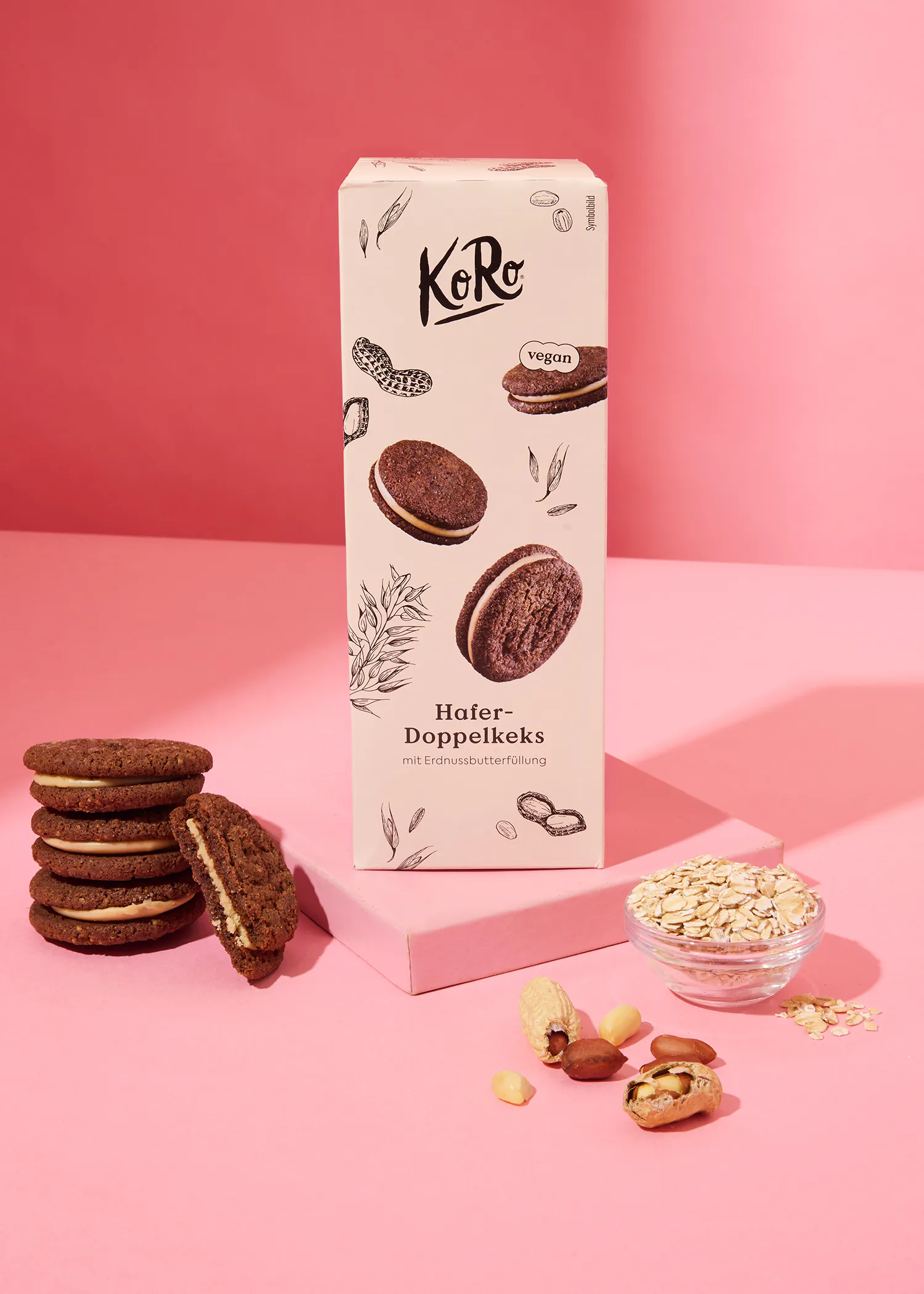 une boîte de biscuits à l' avoine et au chocolat sur une table rose