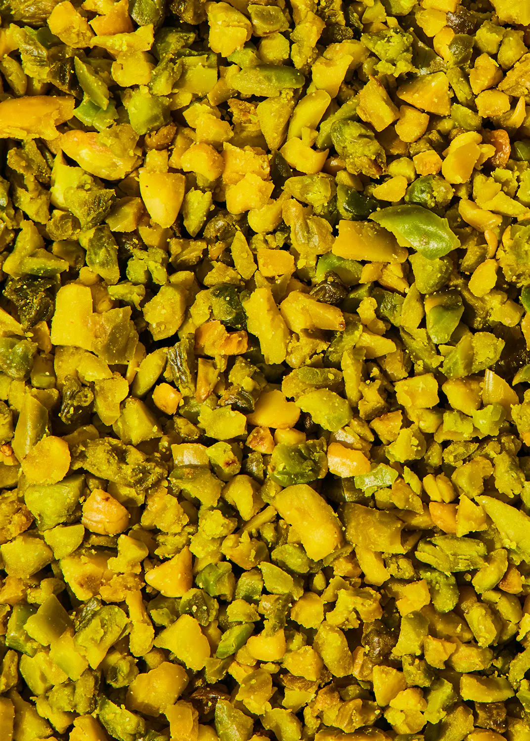 eine Nahaufnahme eines Haufens zerkleinerter pistazien