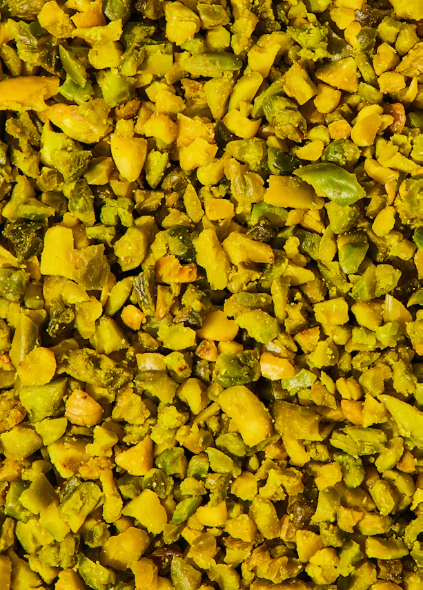 eine Nahaufnahme eines Haufens zerkleinerter pistazien