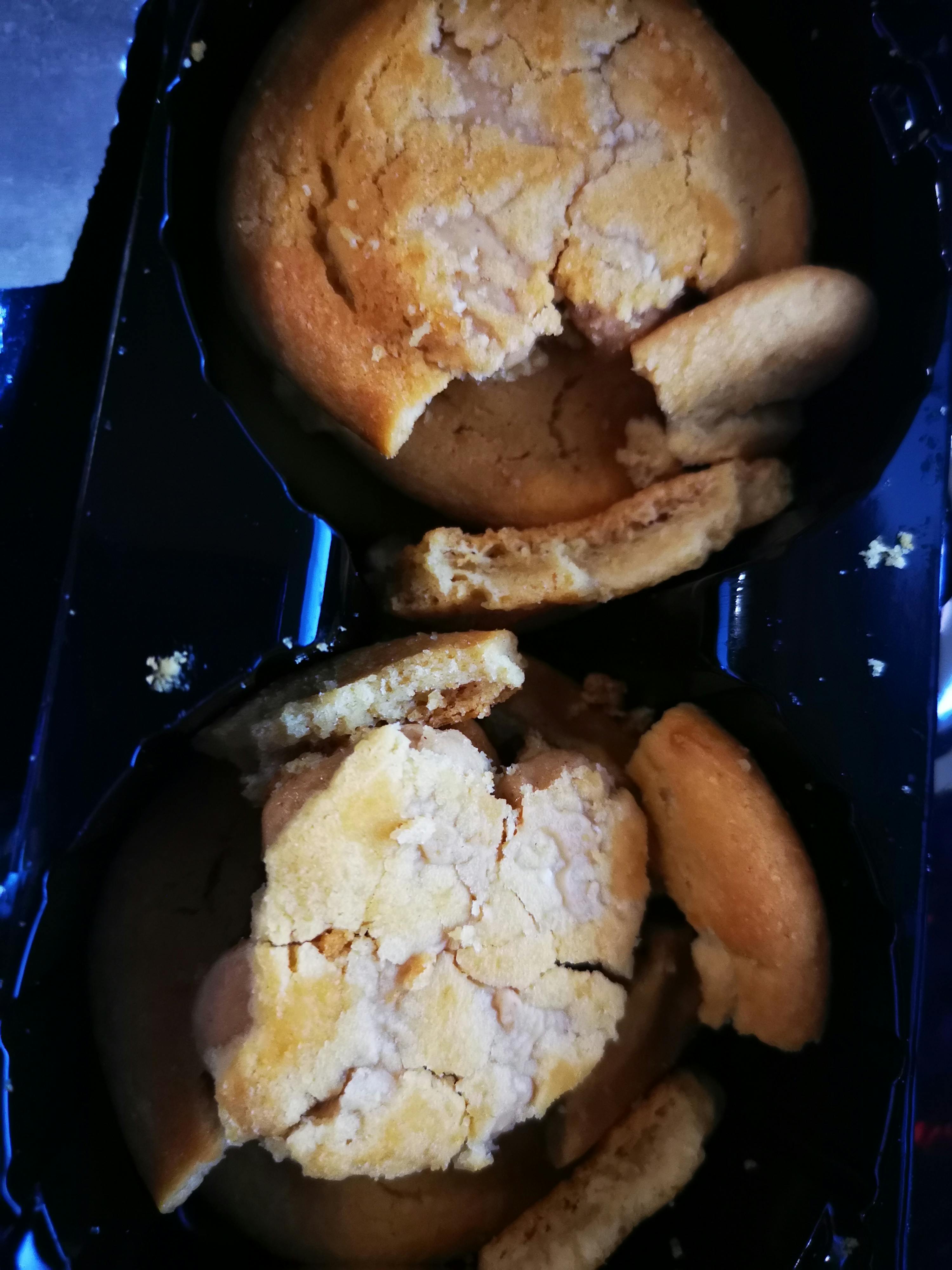 un vassoio di biscotti con uno che è stato mangiato