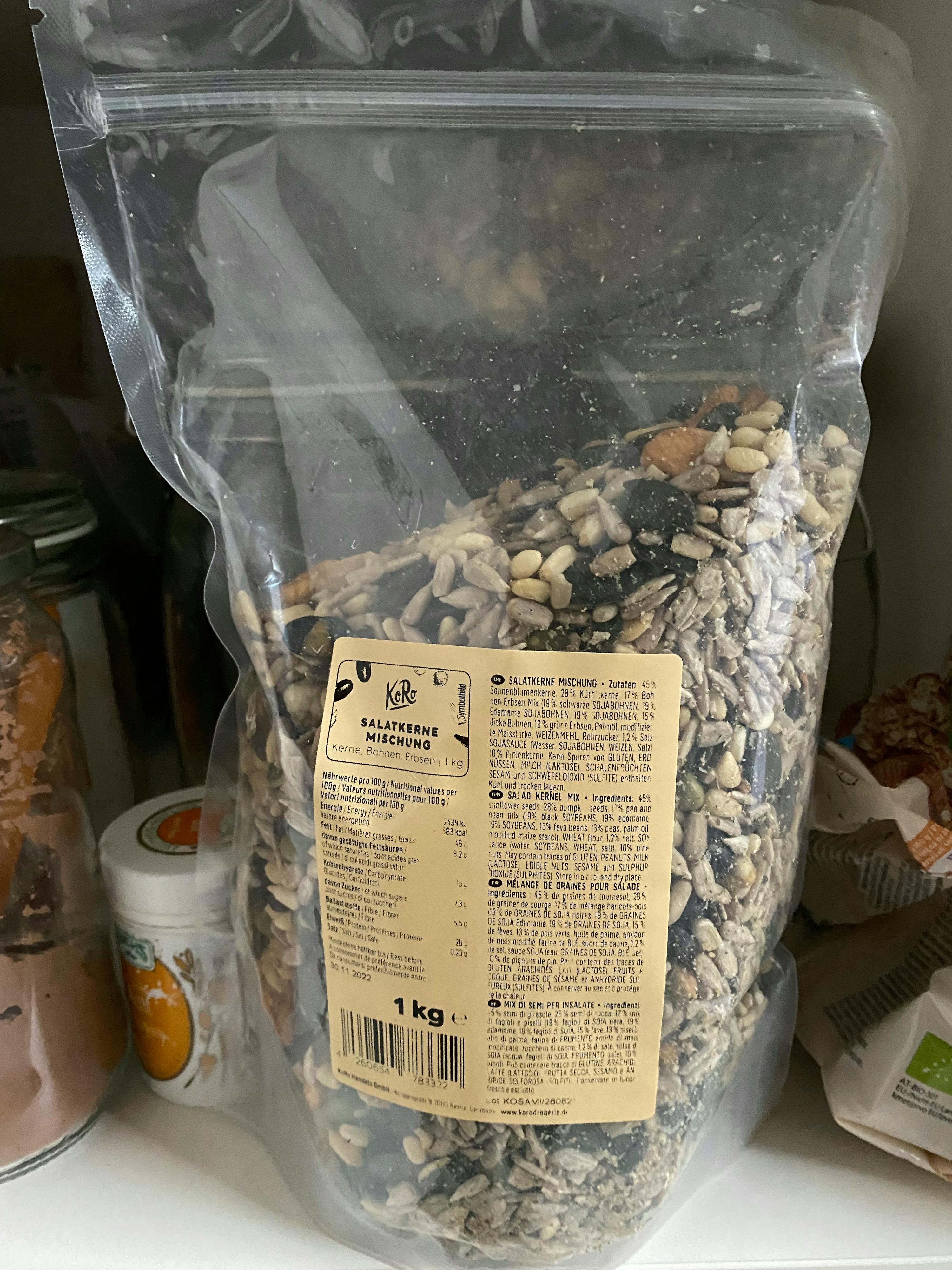 a bag of seeds with a label that says 1kg