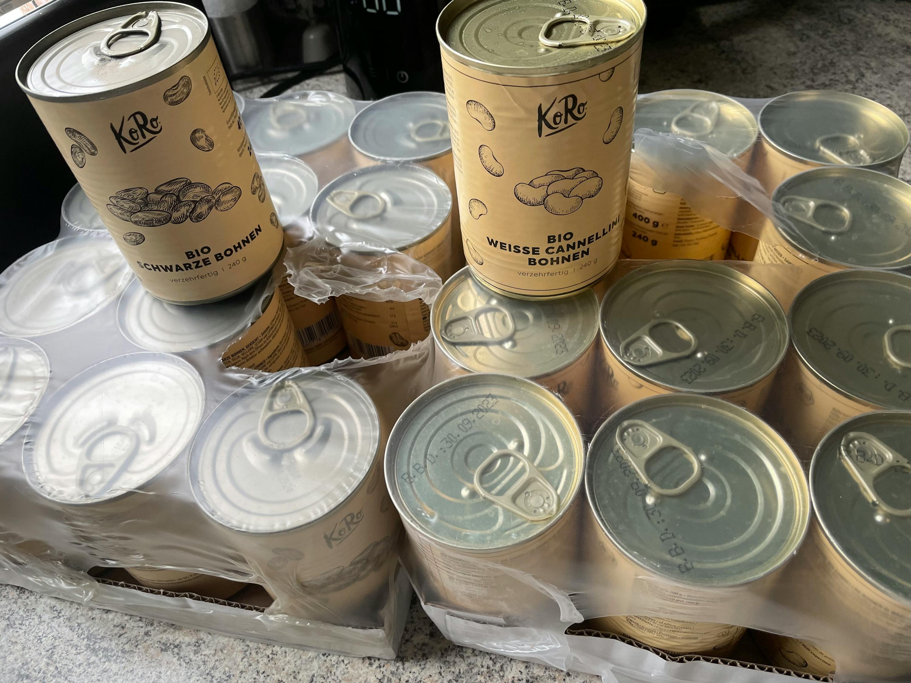 un mucchio di lattine di cannellini neri e bianchi