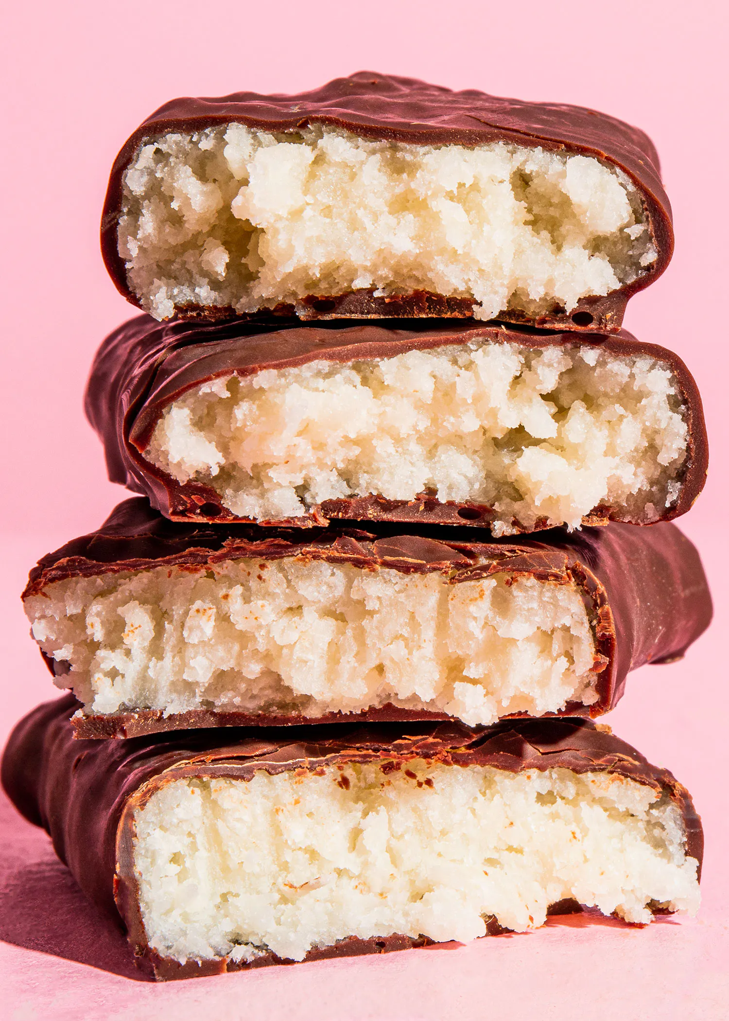 trois barres de chocolat empilées les unes sur les autres sur fond rose