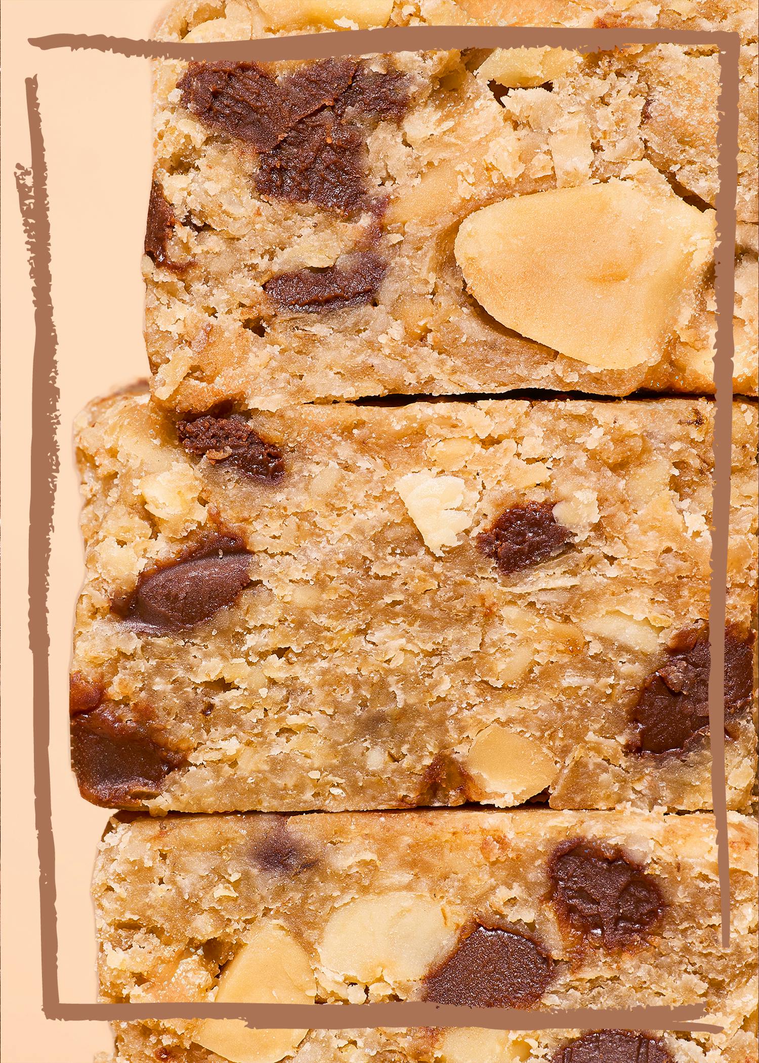 un primo piano di tre barrette di cibo impilate una sopra l' altra