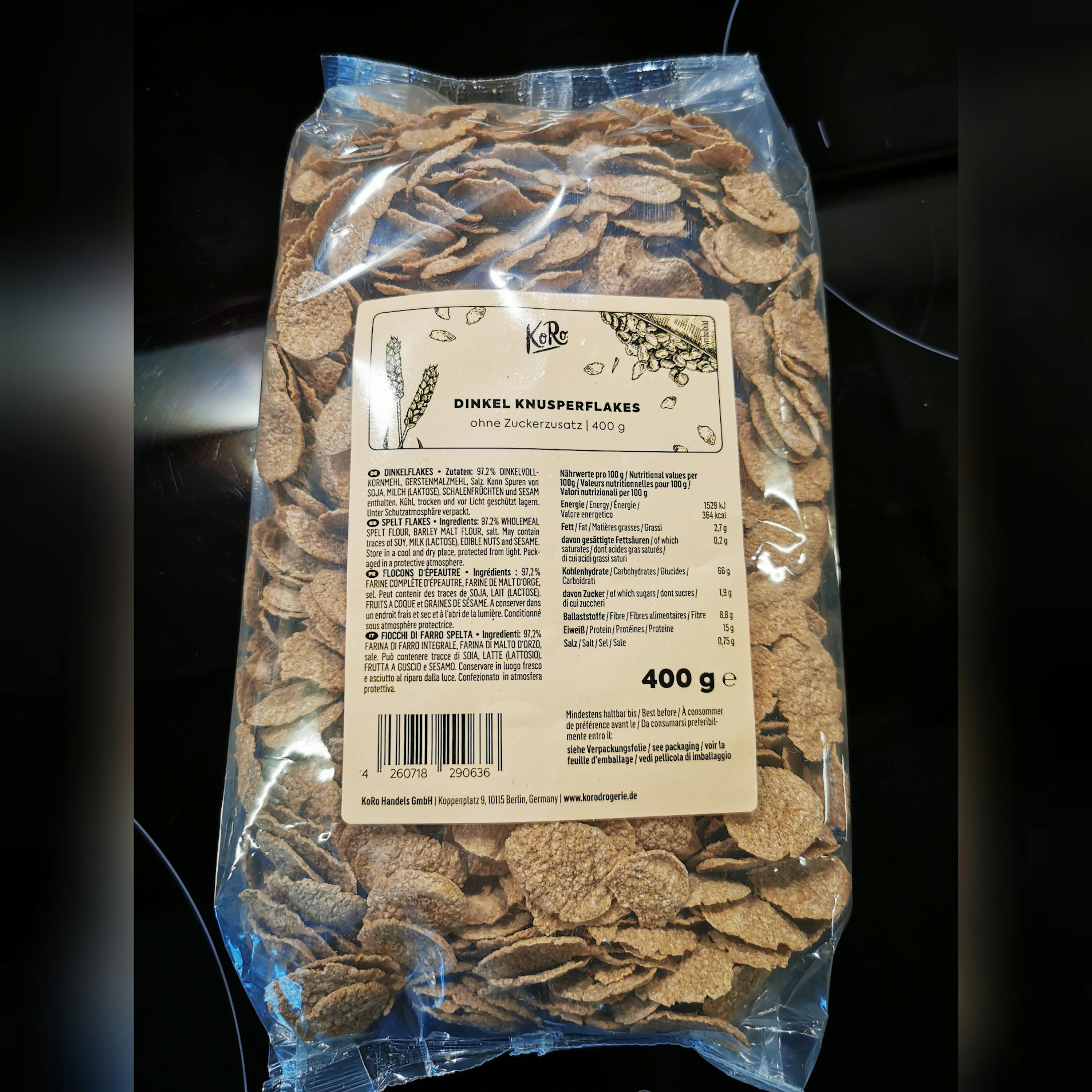 a bag of cereal has a label that says " dinkel knusperflakes "