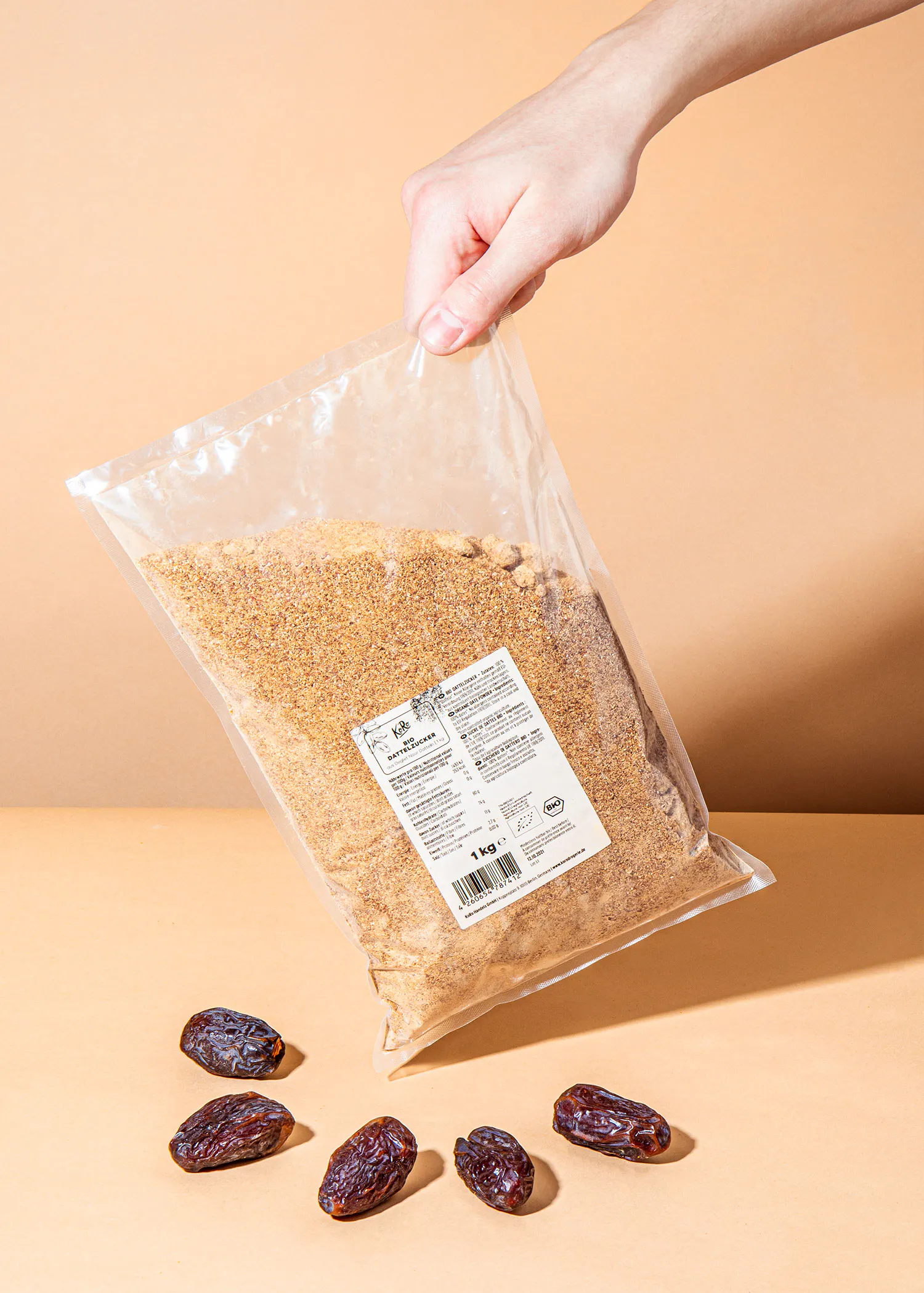 une personne tient un sac en plastique rempli de farine de blé