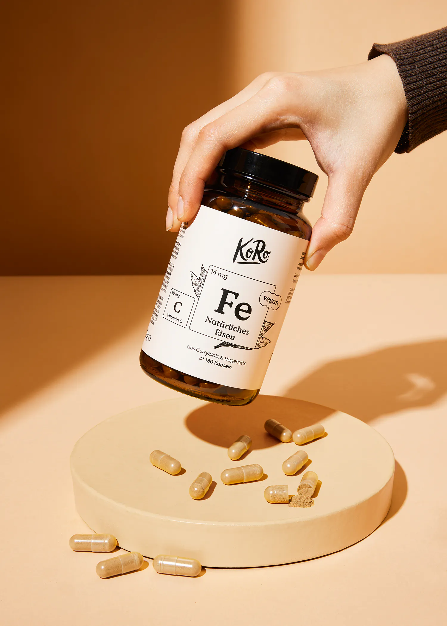 a person is pouring a bottle of fe natürliches eisen