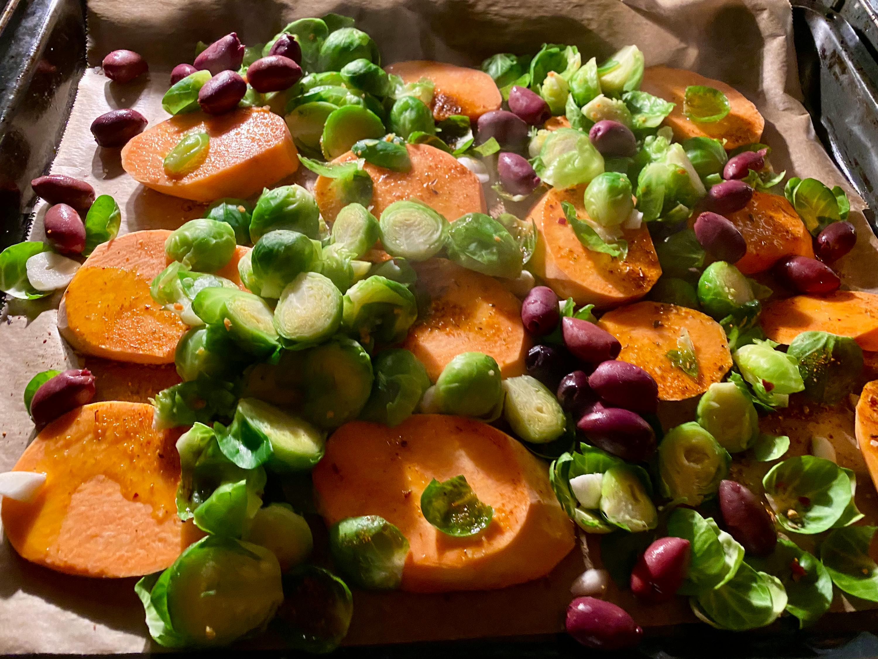 un vassoio pieno di patate dolci e altre verdure